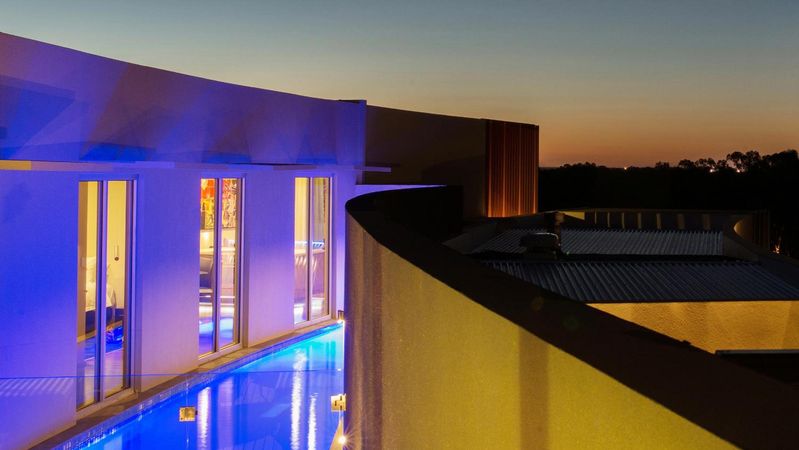 The Frames - Award-Winning Couples Retreat with Private Heated Pool, Spa & Sauna