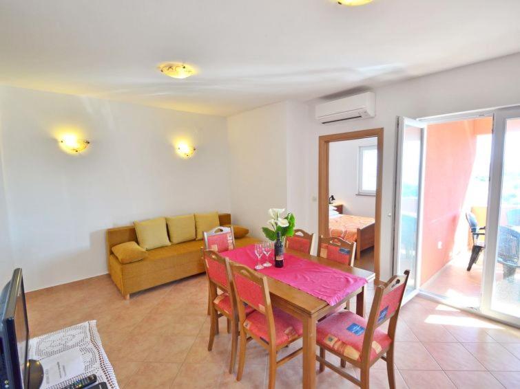 Apartments Milin view 3
