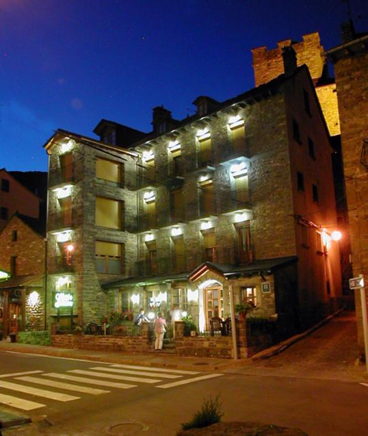 Apartamentos Gabarre en Broto — building