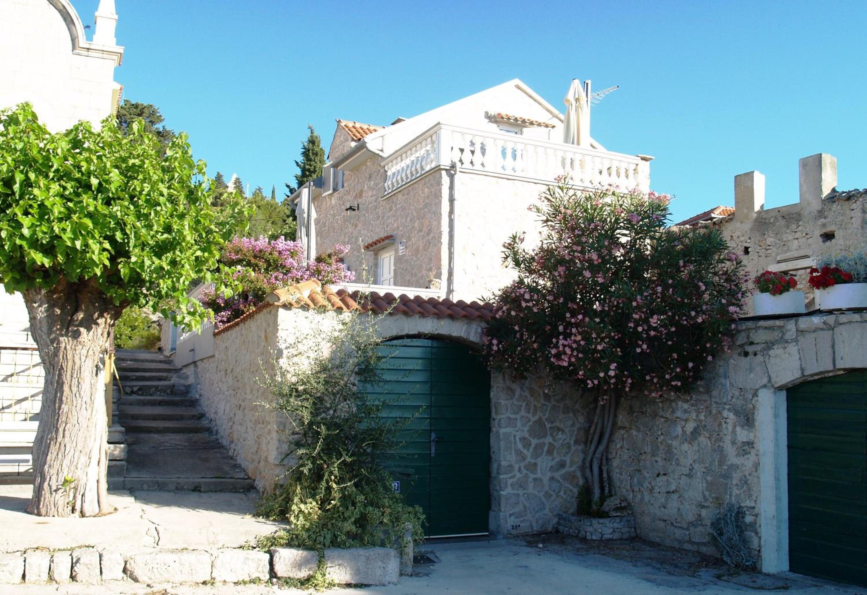 Hotel House-Apartment More - Image 1