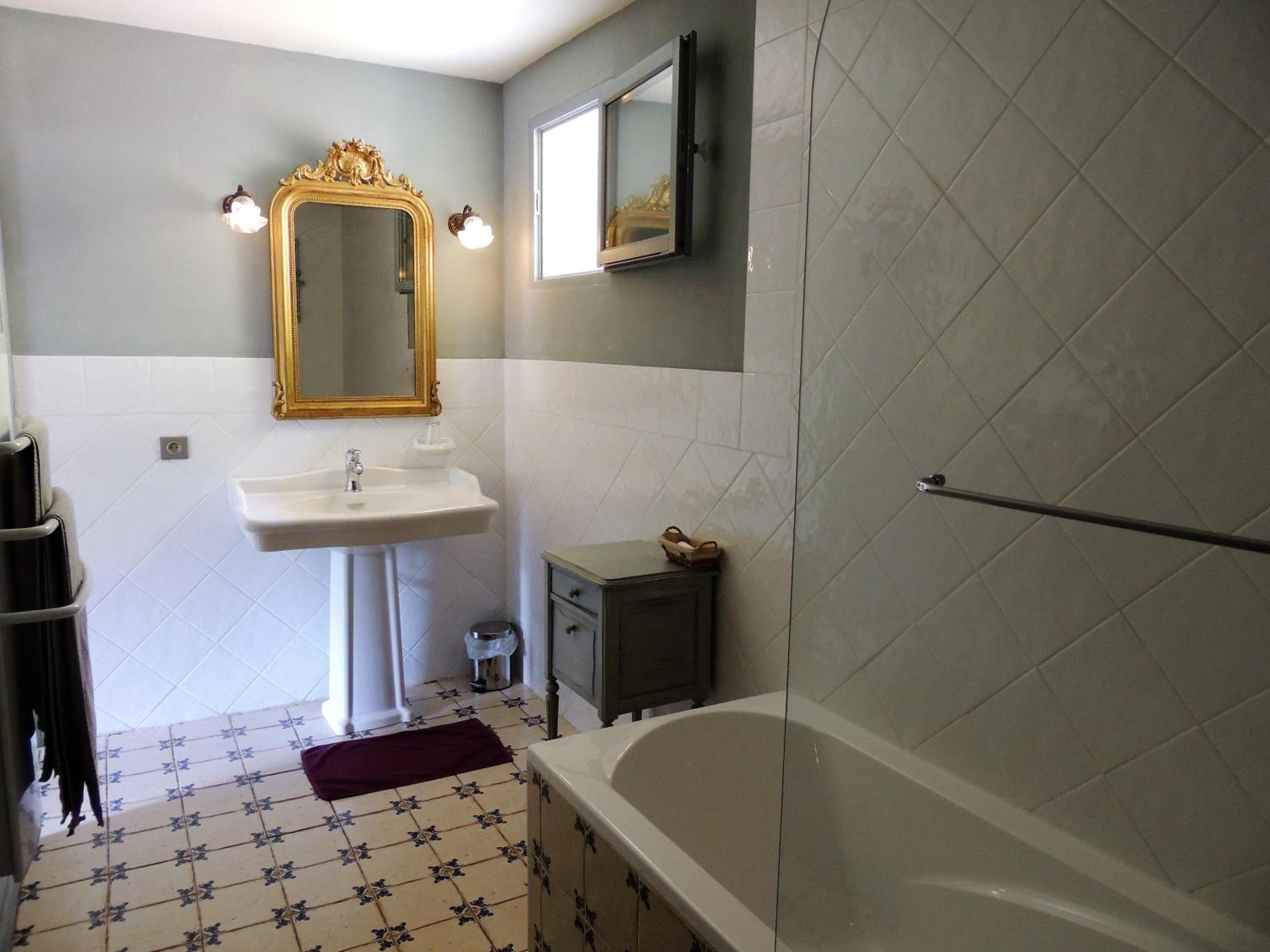 Nabat le Haut, chambre et table d'hotes view 5