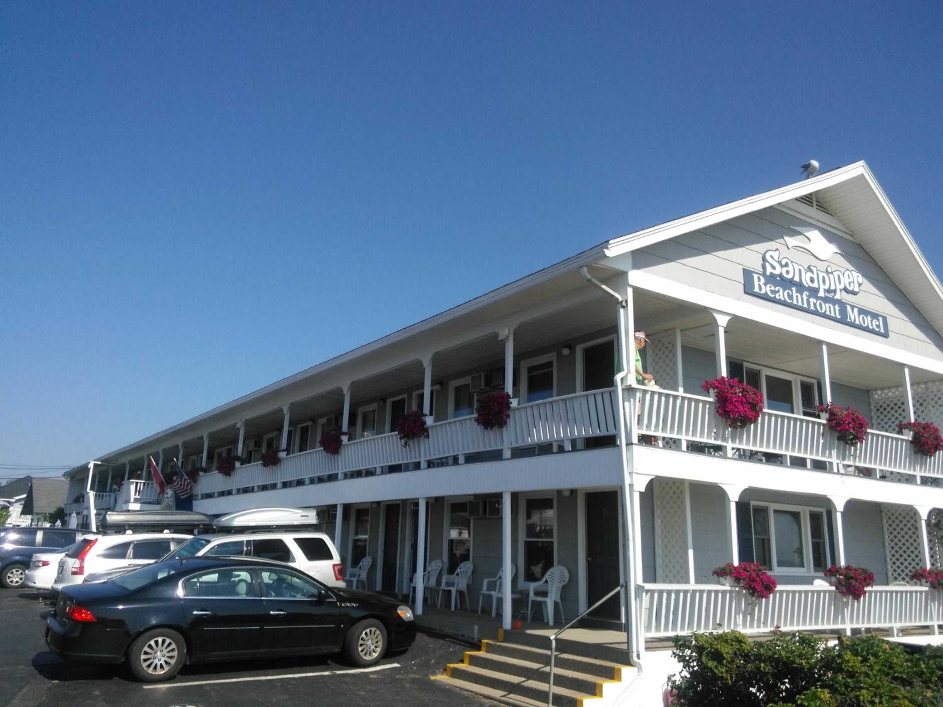 Hotel Sandpiper Beachfront Motel - Image 1