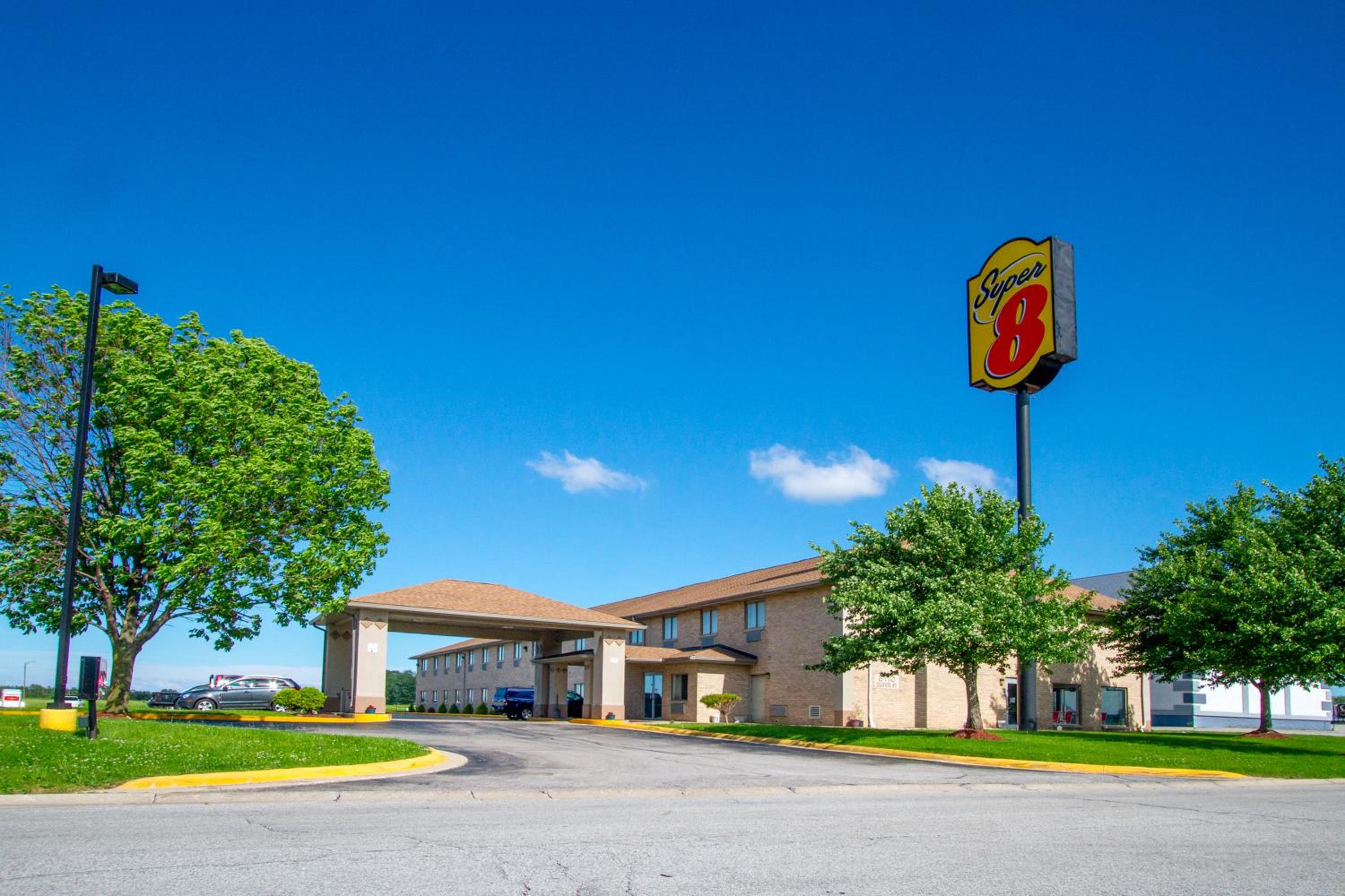 Kokomo Vacations - Super 8 by Wyndham Kokomo - Property Image 1
