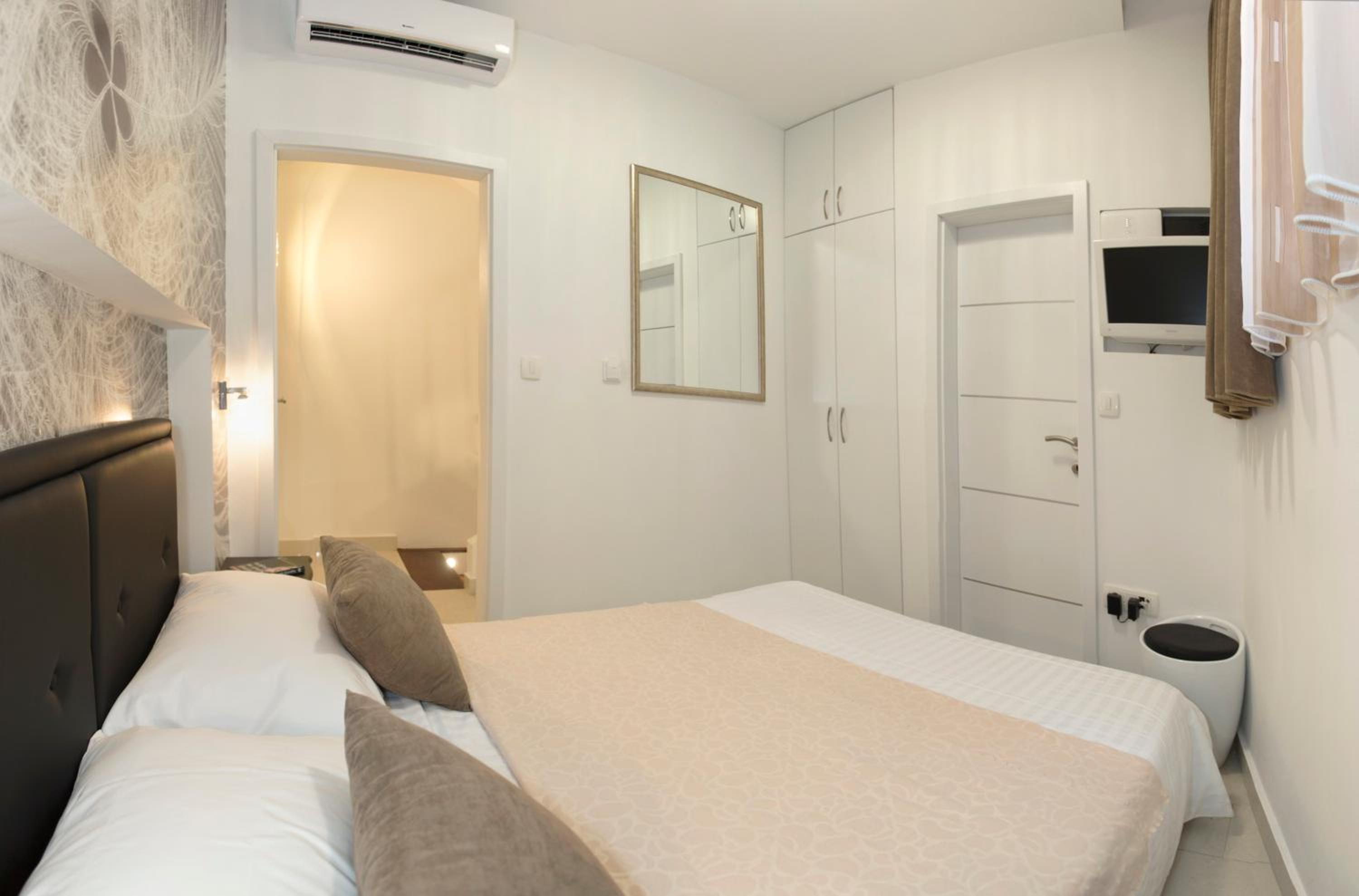 Apartment & Room Split Lea