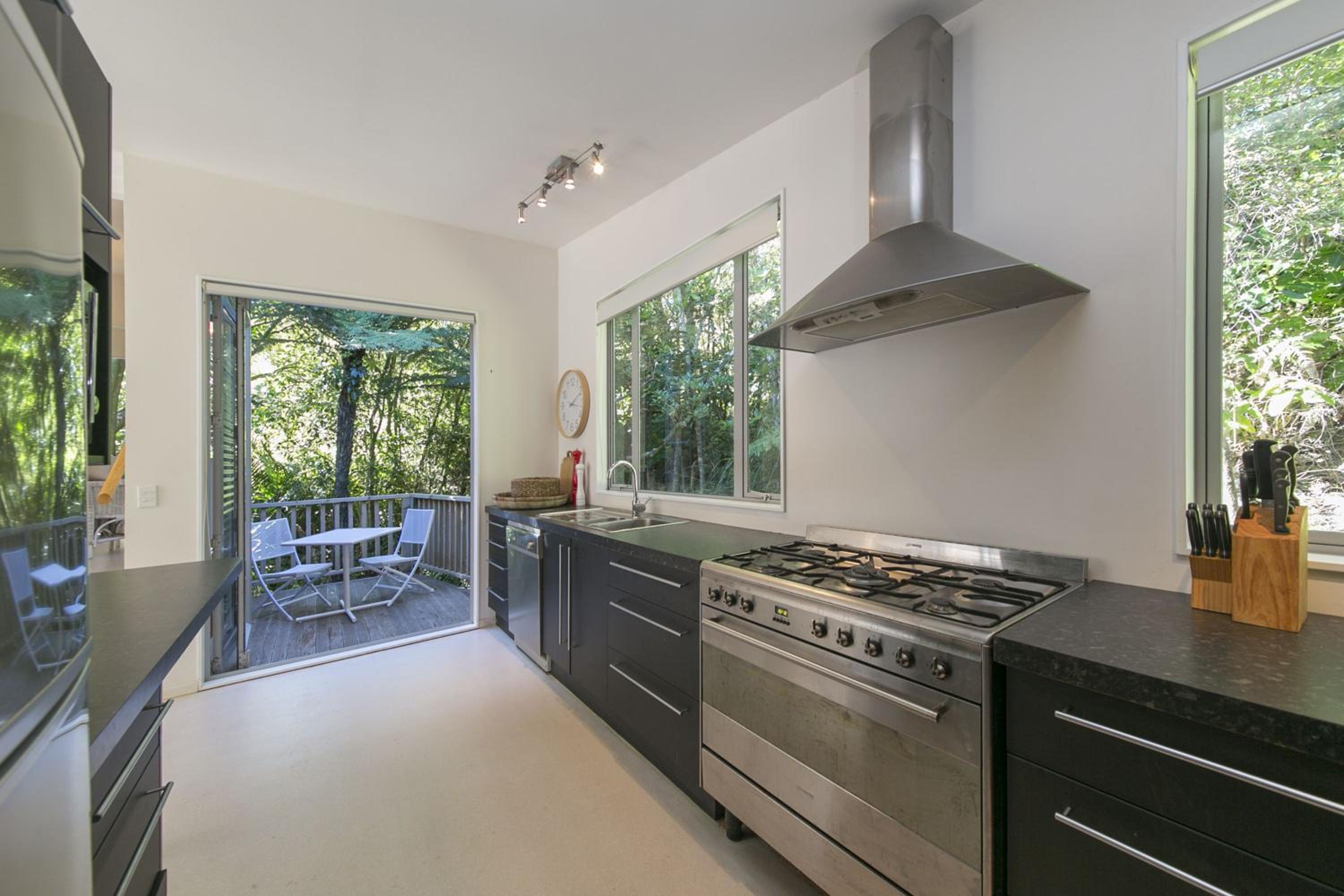 Ted's Cottage near Little Oneroa Beach by Waiheke Unlimited