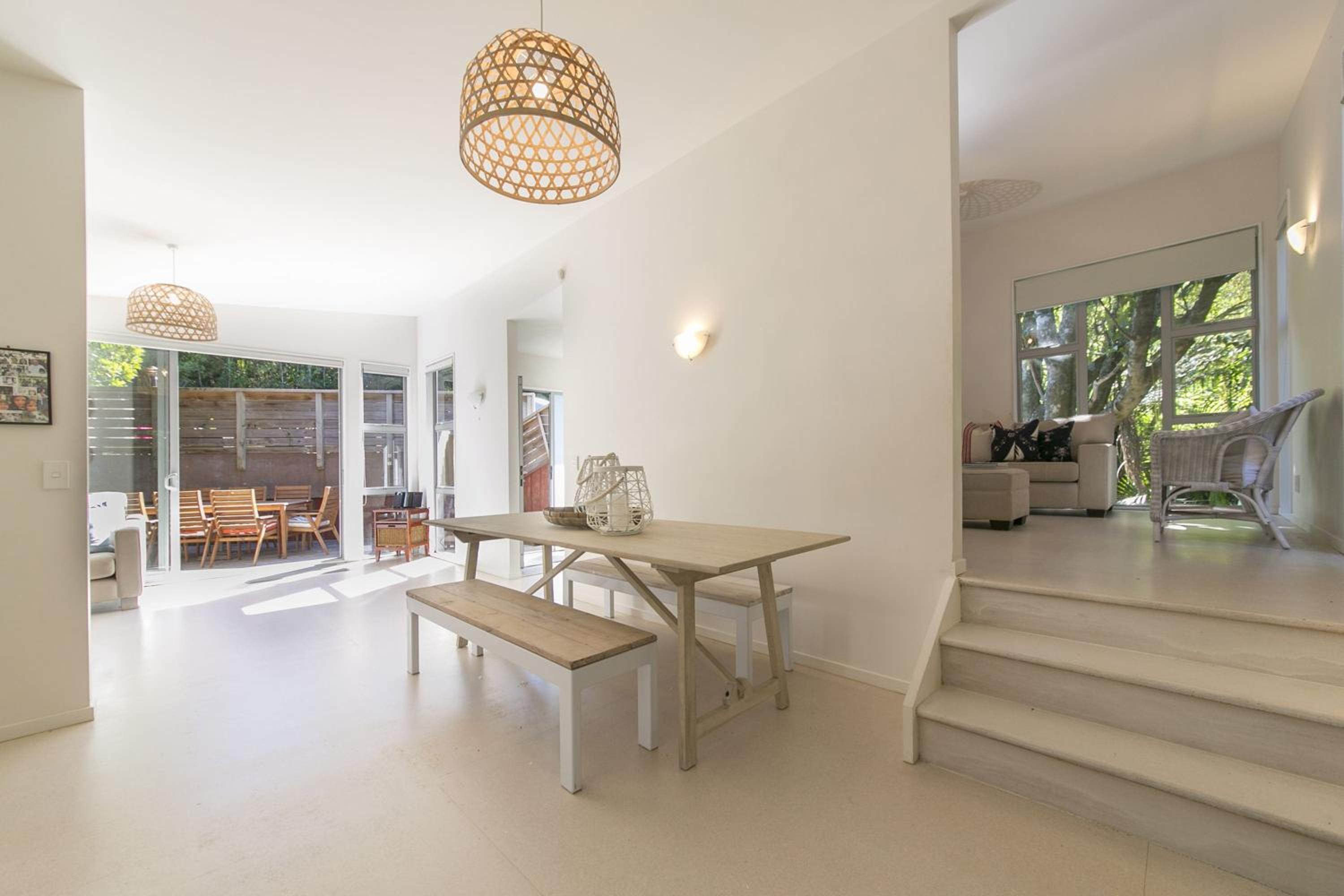 Ted's Cottage near Little Oneroa Beach by Waiheke Unlimited