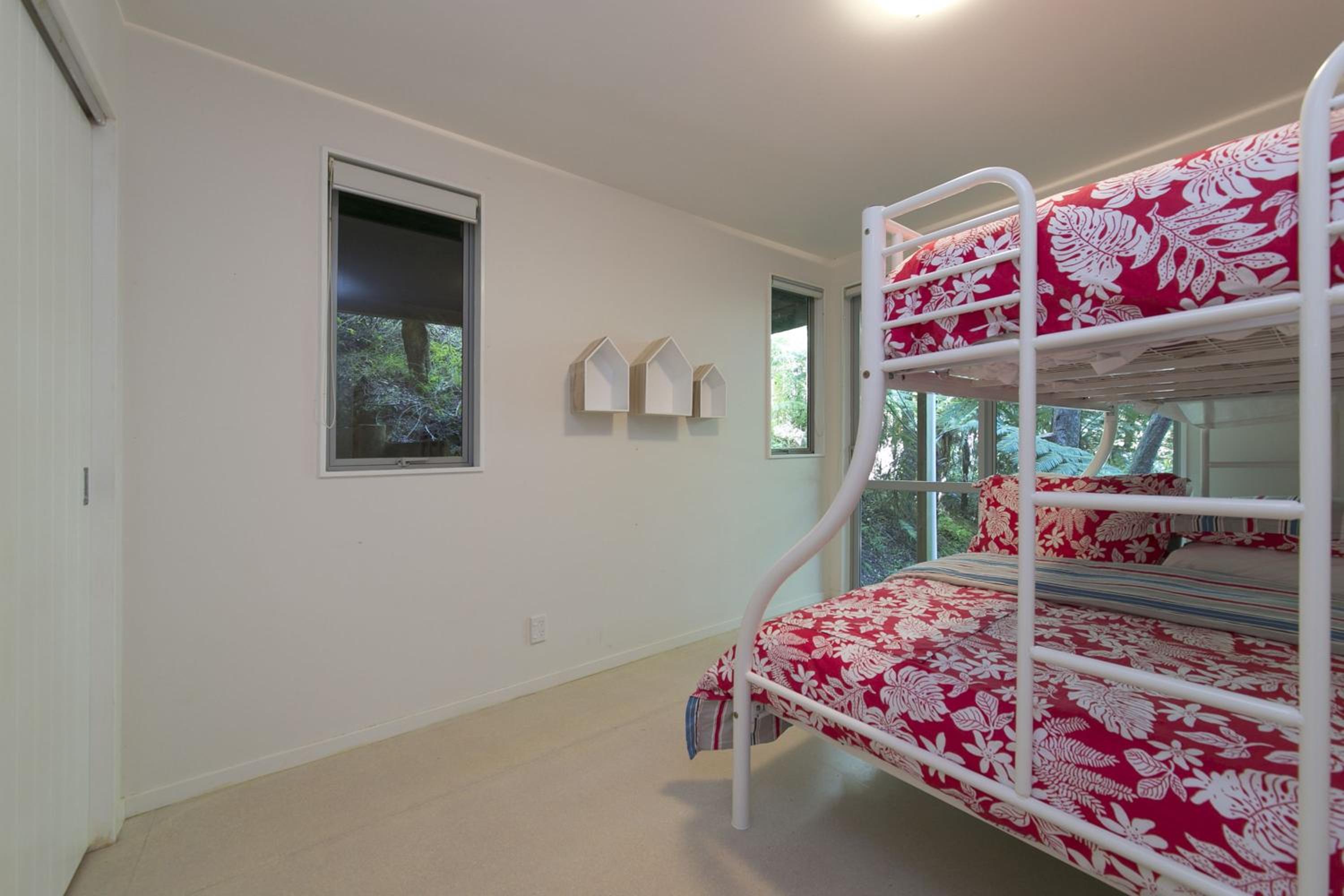 Ted's Cottage near Little Oneroa Beach by Waiheke Unlimited