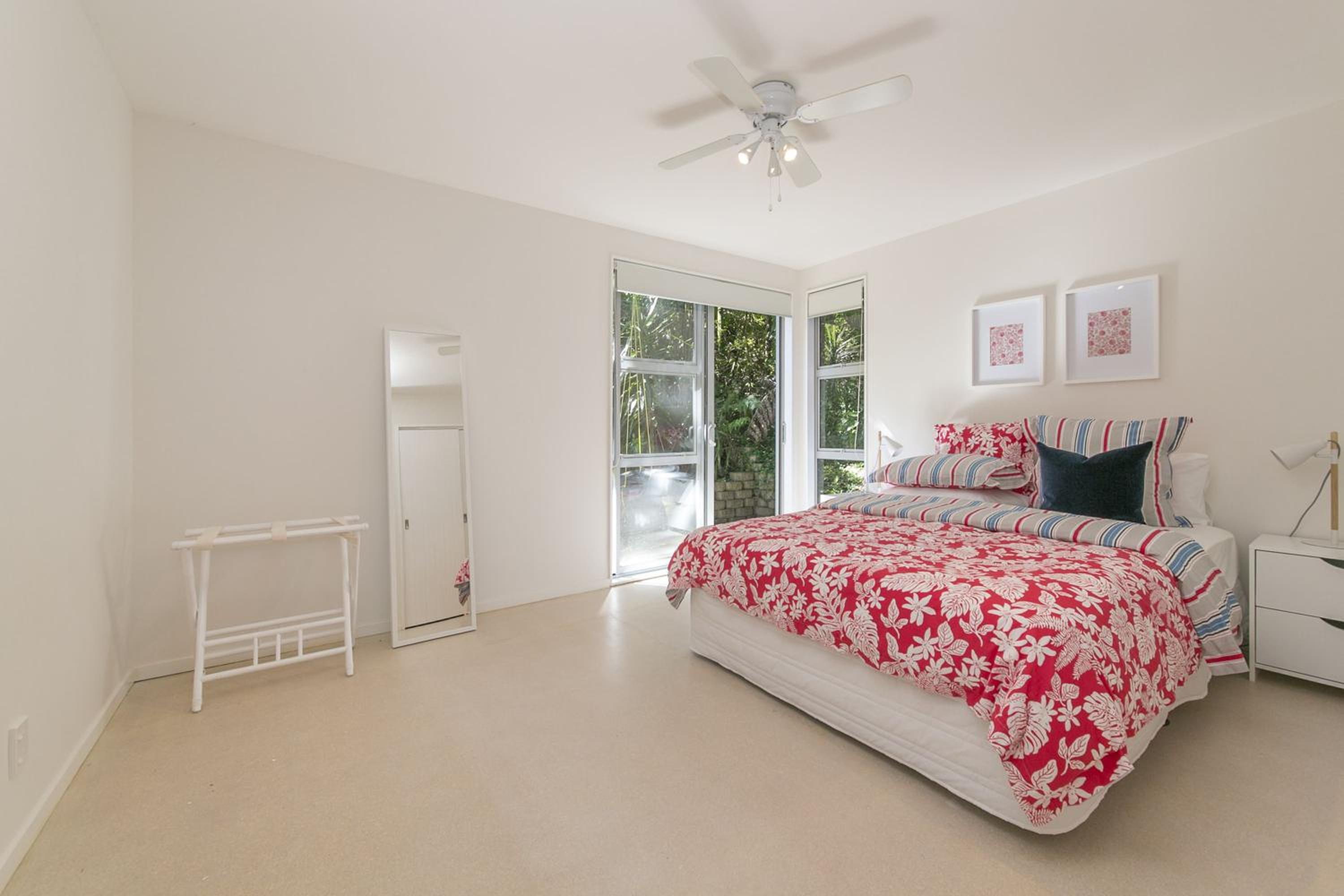 Ted's Cottage near Little Oneroa Beach by Waiheke Unlimited