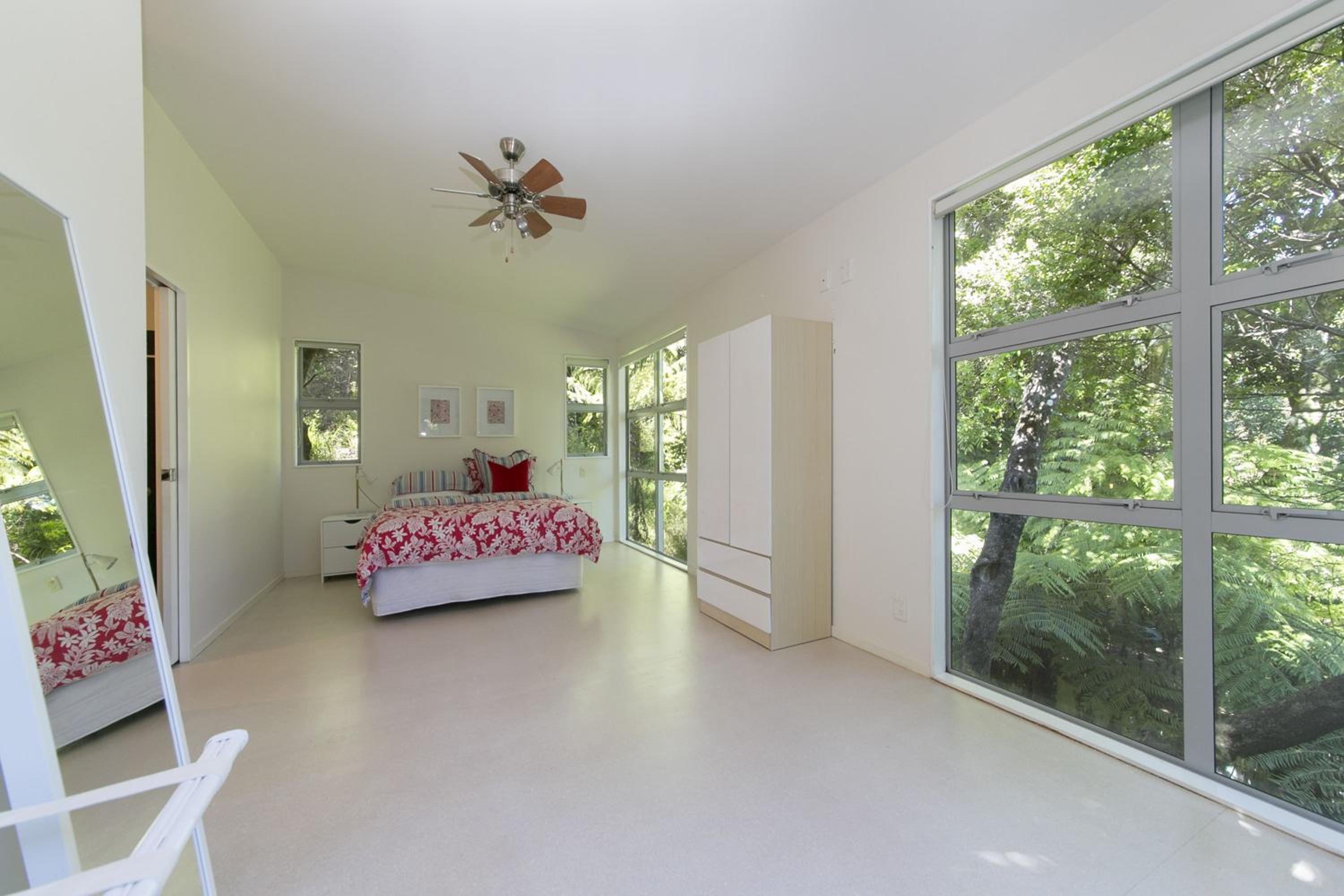 Ted's Cottage near Little Oneroa Beach by Waiheke Unlimited