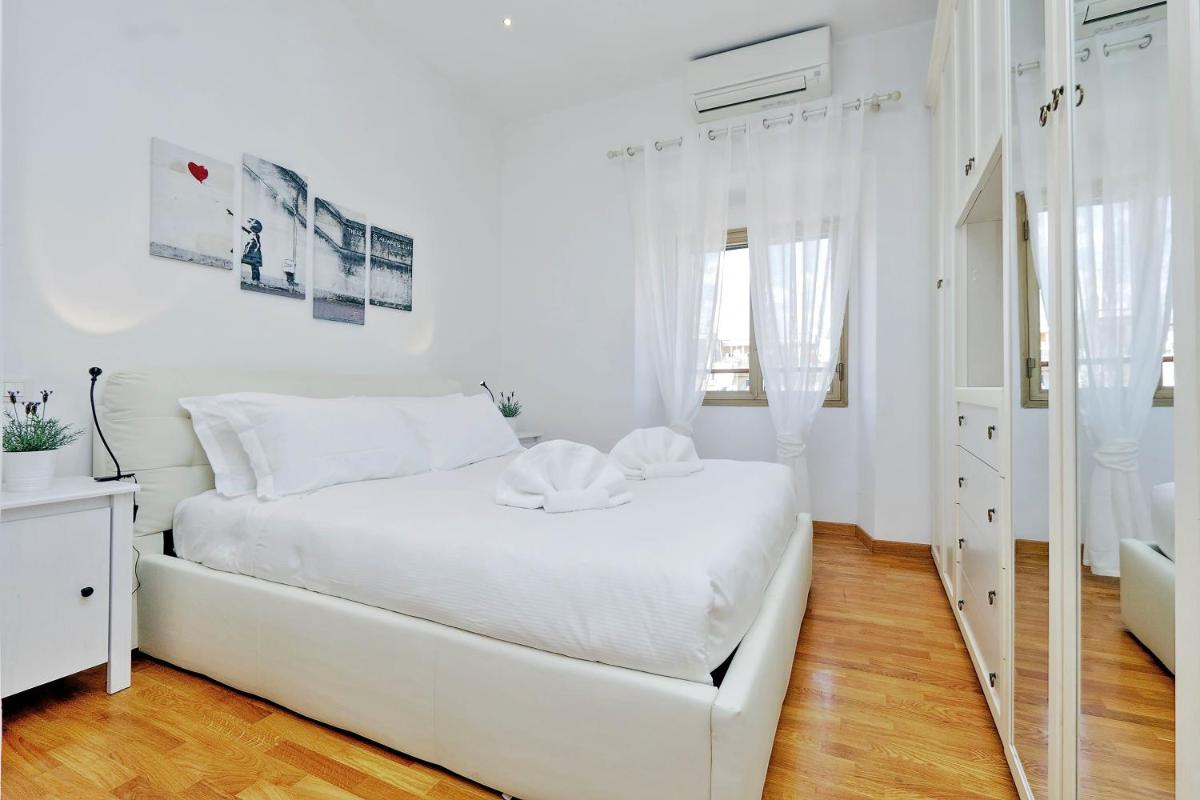 Cozy Leone - My Extra Home