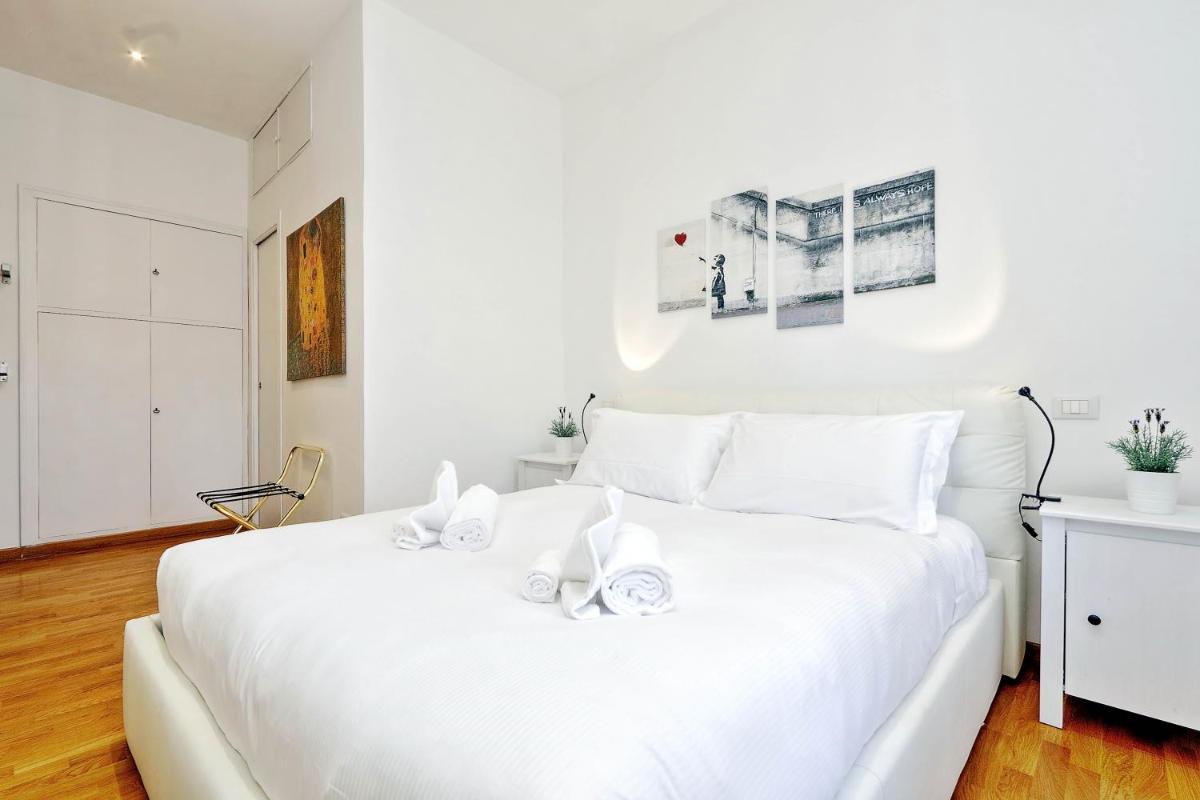 Cozy Leone - My Extra Home
