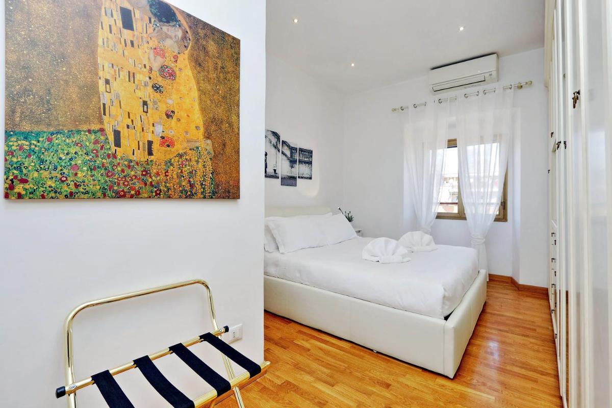 Cozy Leone - My Extra Home