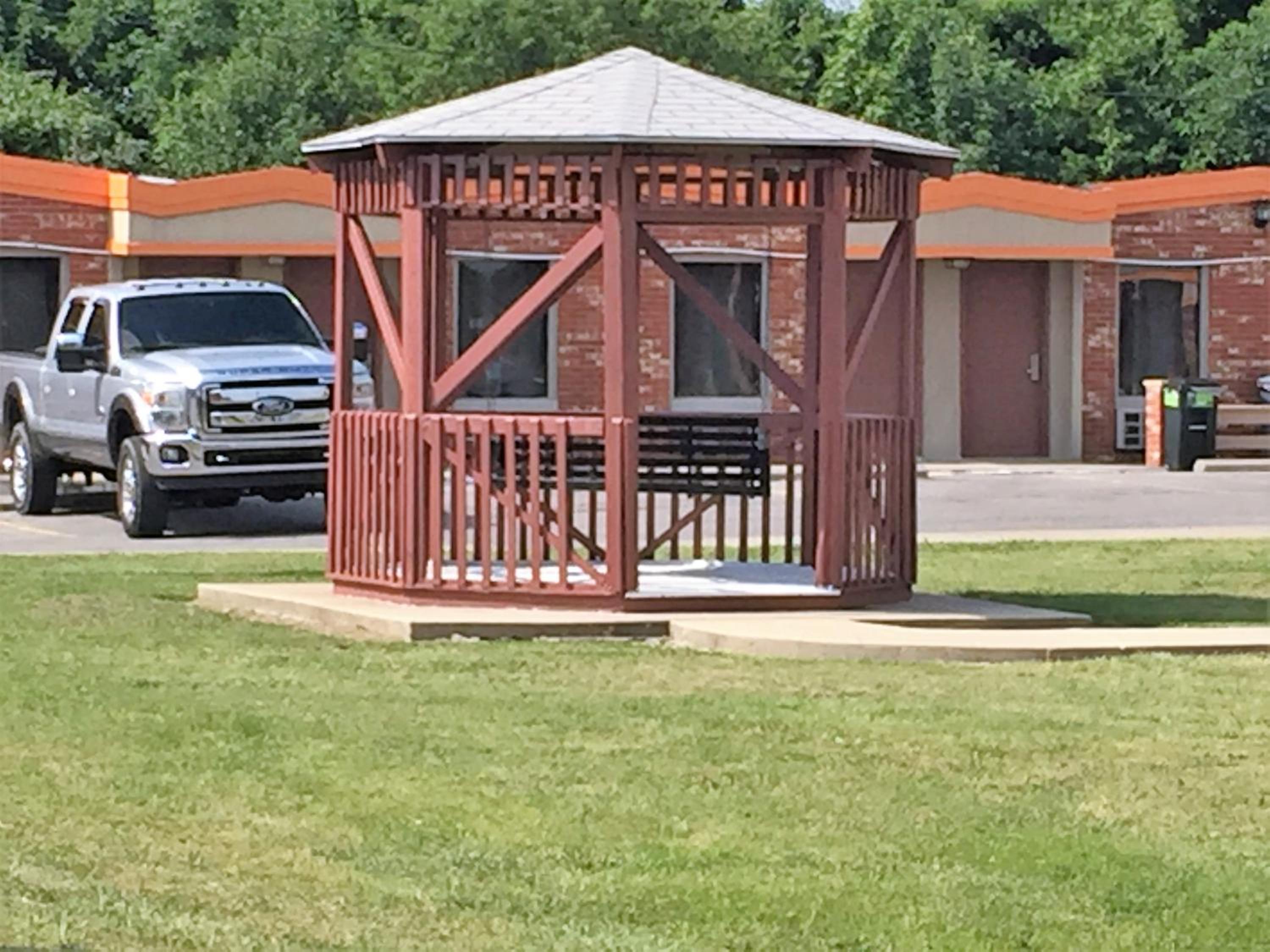 OYO Hickory House Inn