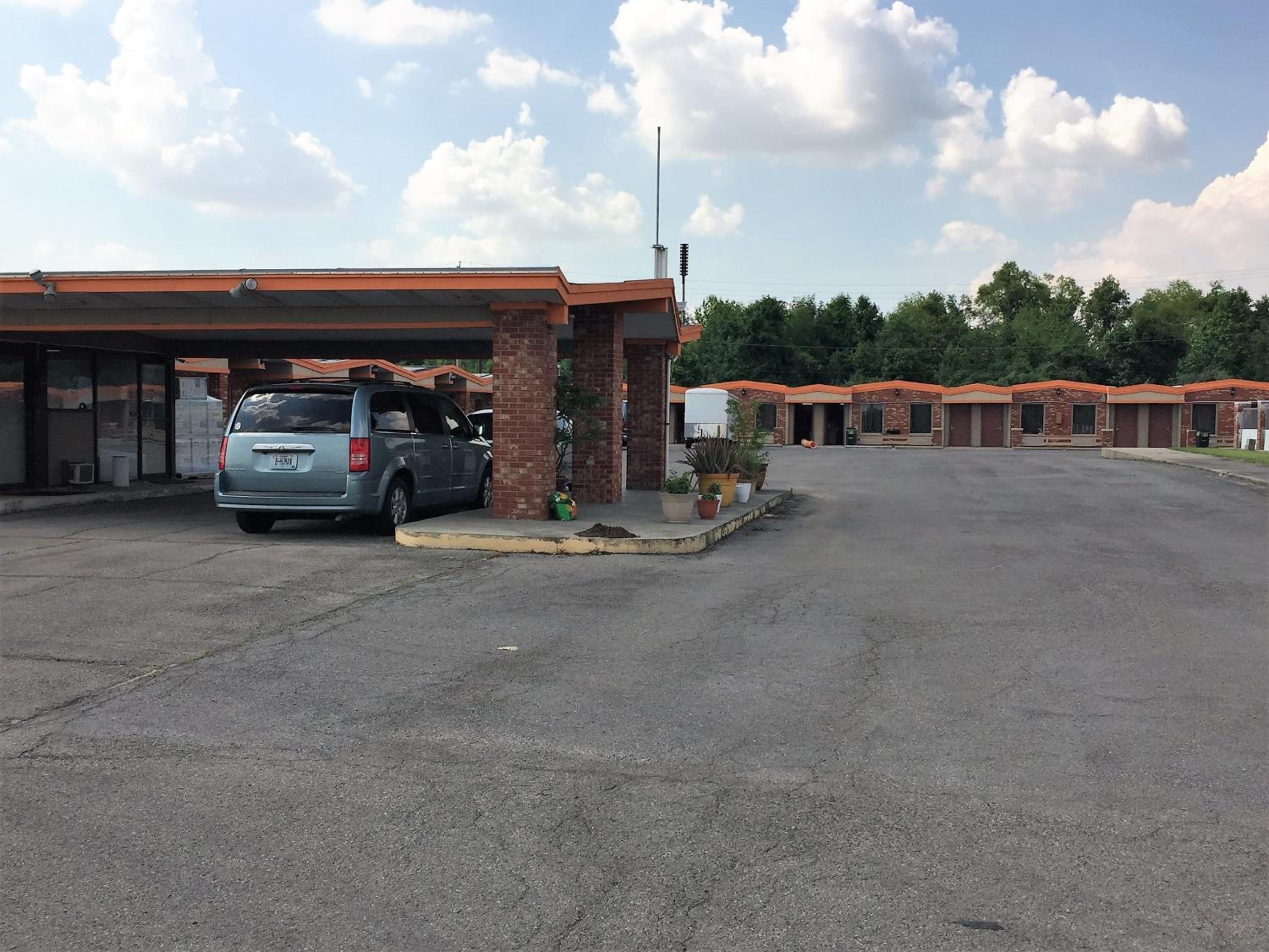 OYO Hickory House Inn