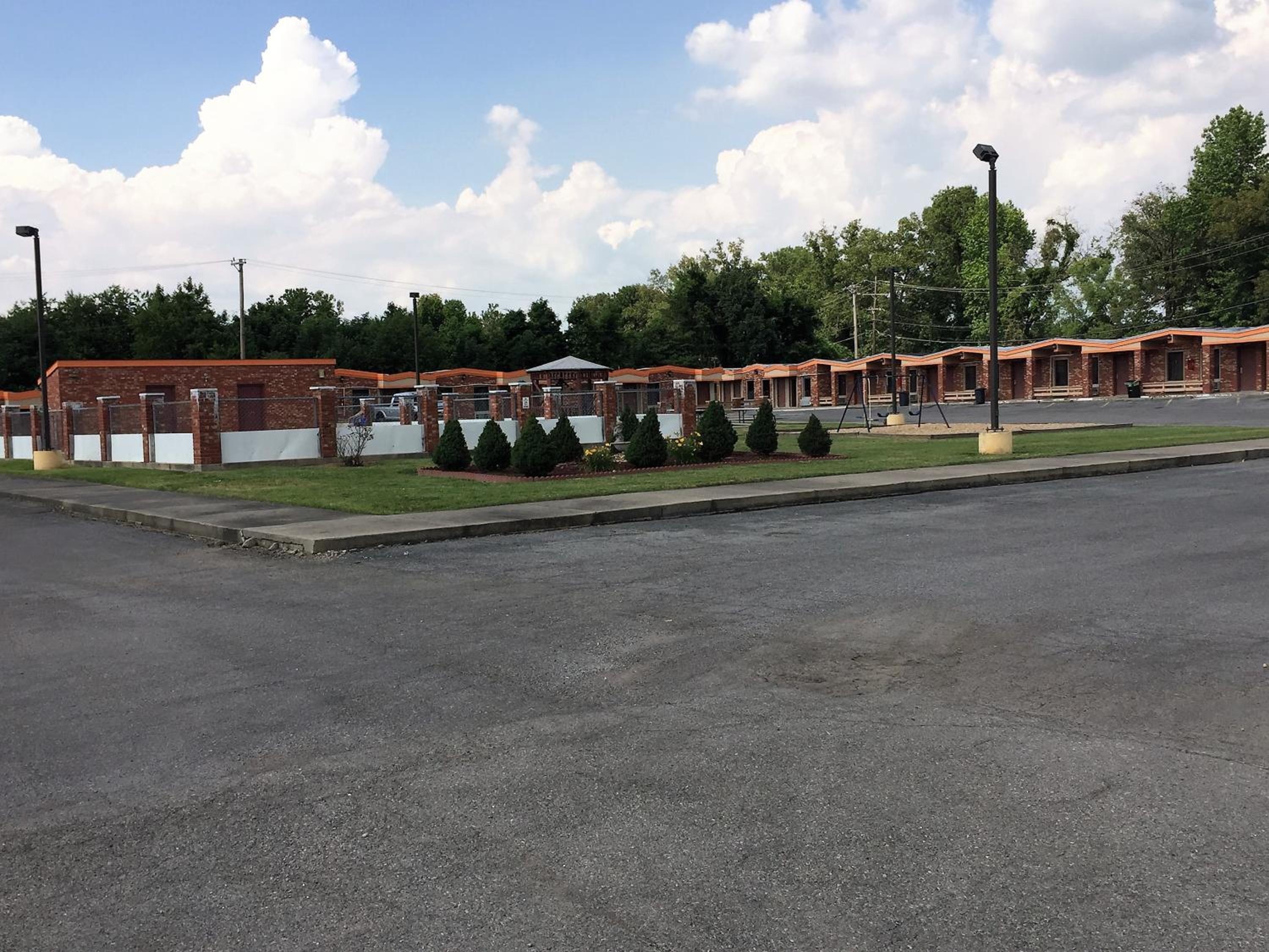 OYO Hickory House Inn