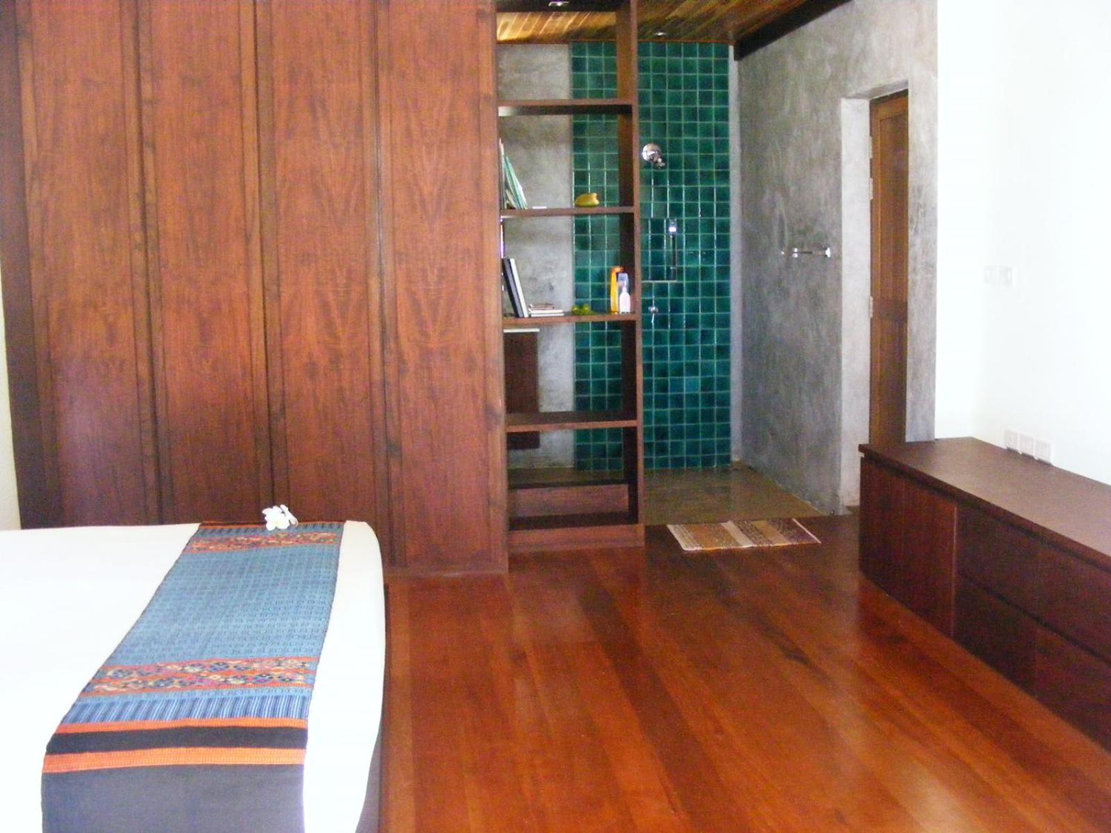 Baan Banyan Villa, wood house short walk to Mae Nam beach