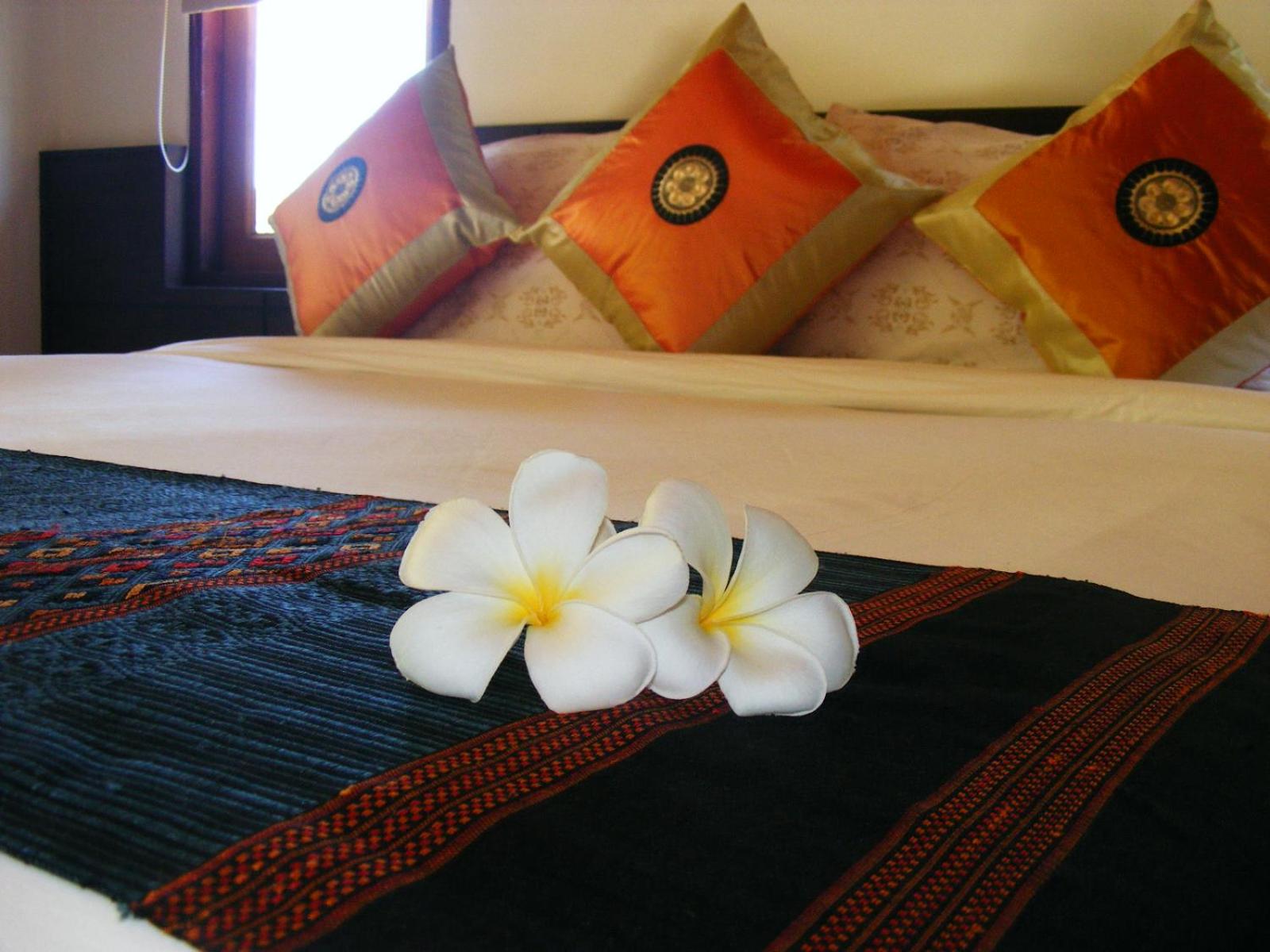 Baan Banyan Villa, wood house short walk to Mae Nam beach