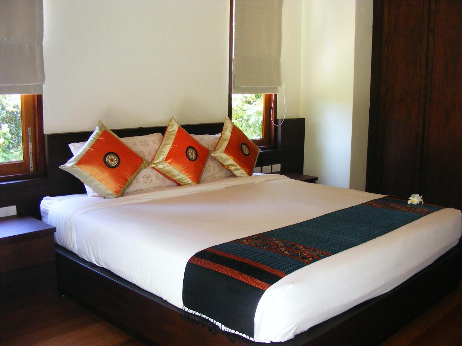 Baan Banyan Villa, wood house short walk to Mae Nam beach