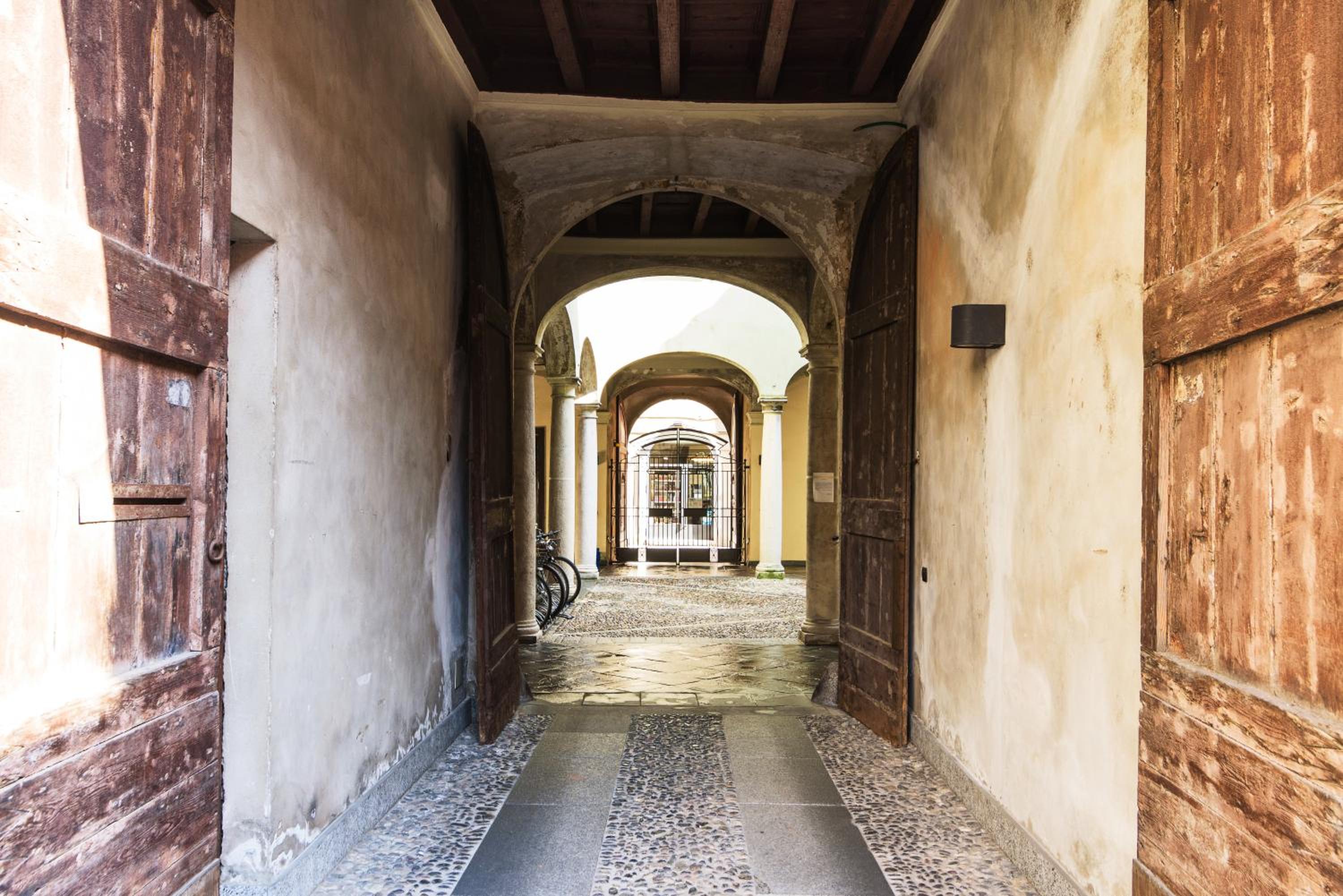 Via Rusconi 10 - byMyHomeinComo view 2
