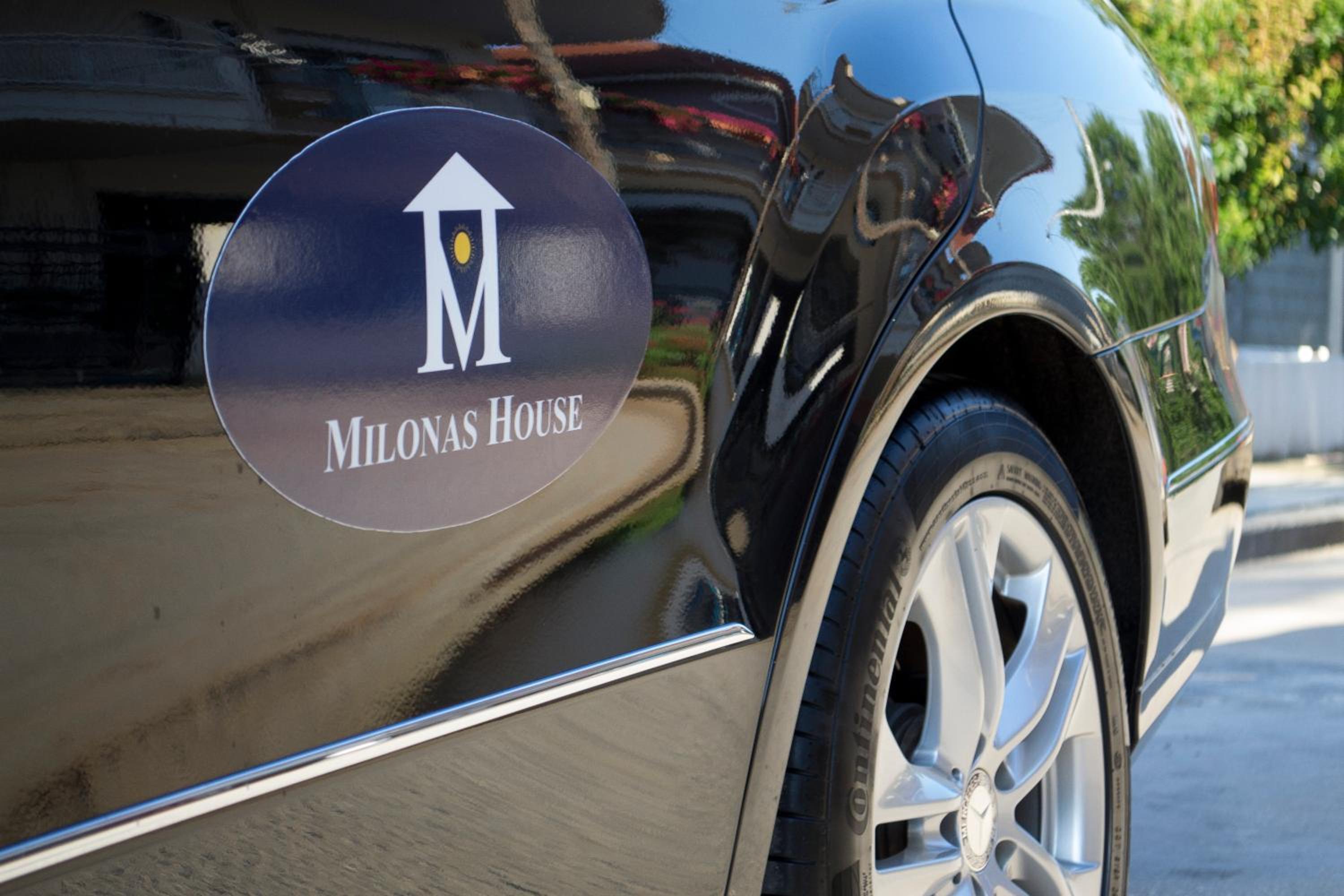 Milonas House Apartments