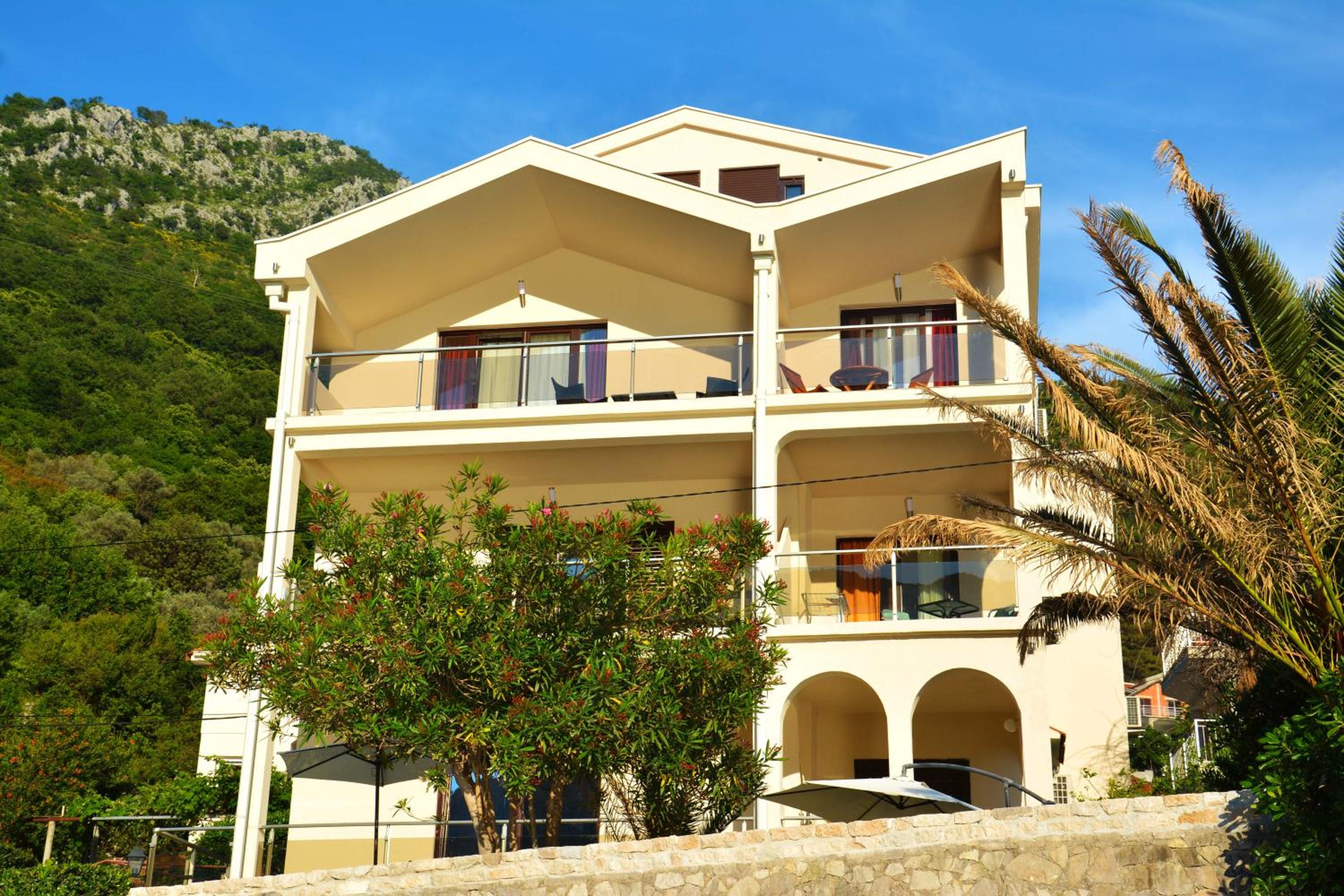 Apartments MaXhit