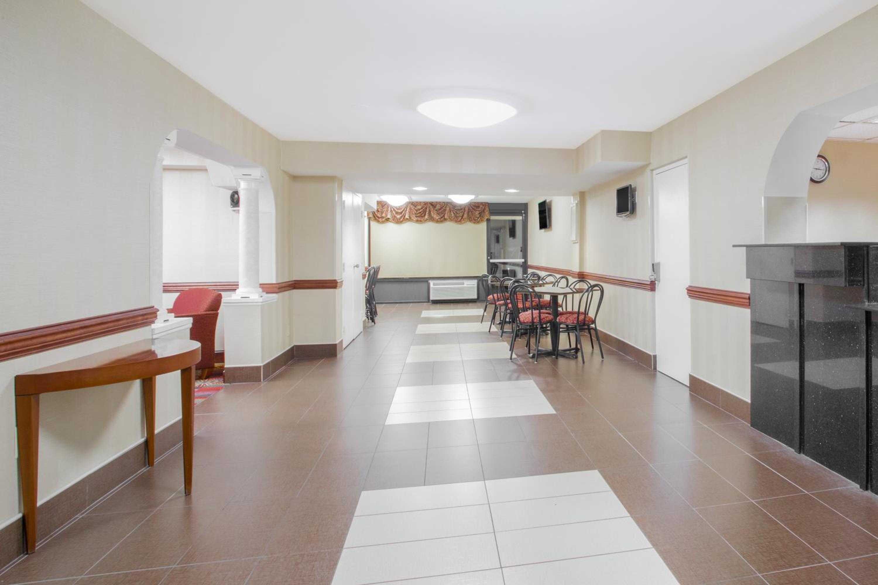 Ramada by Wyndham Edgewood Hotel & Conference Center view 4