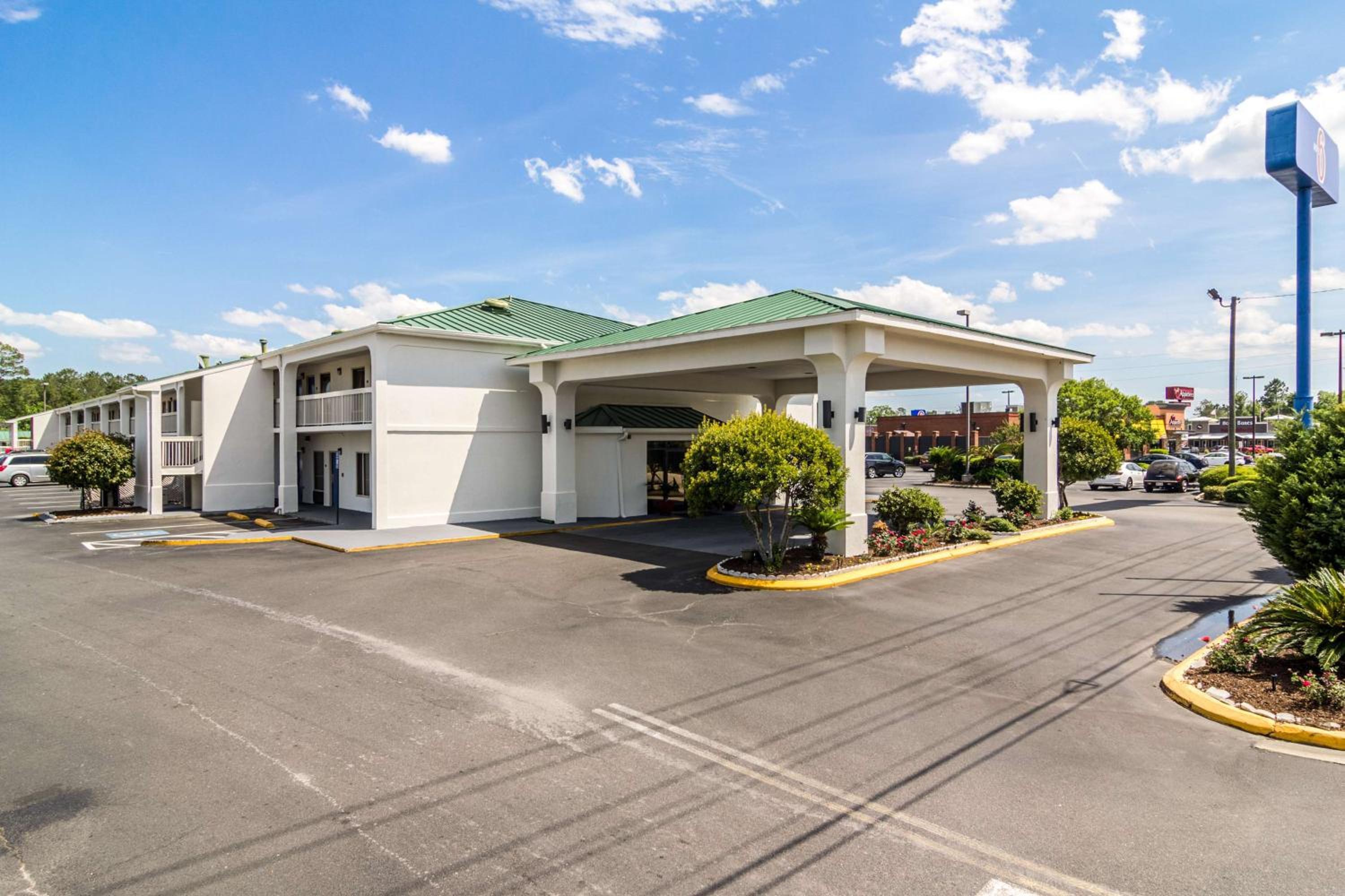 Waycross Vacations - Motel 6 Waycross - Property Image 1