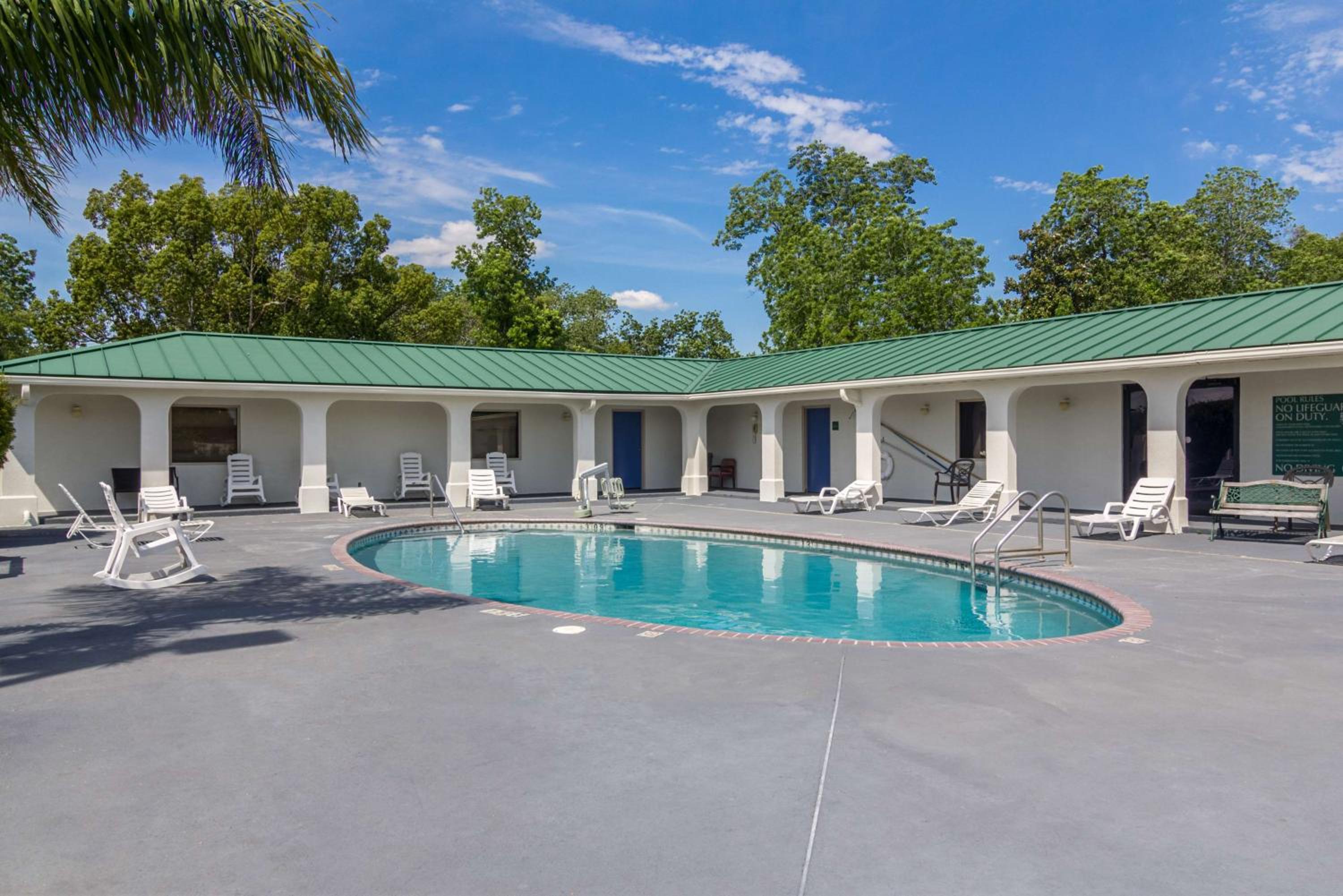 Motel 6 Waycross view 2