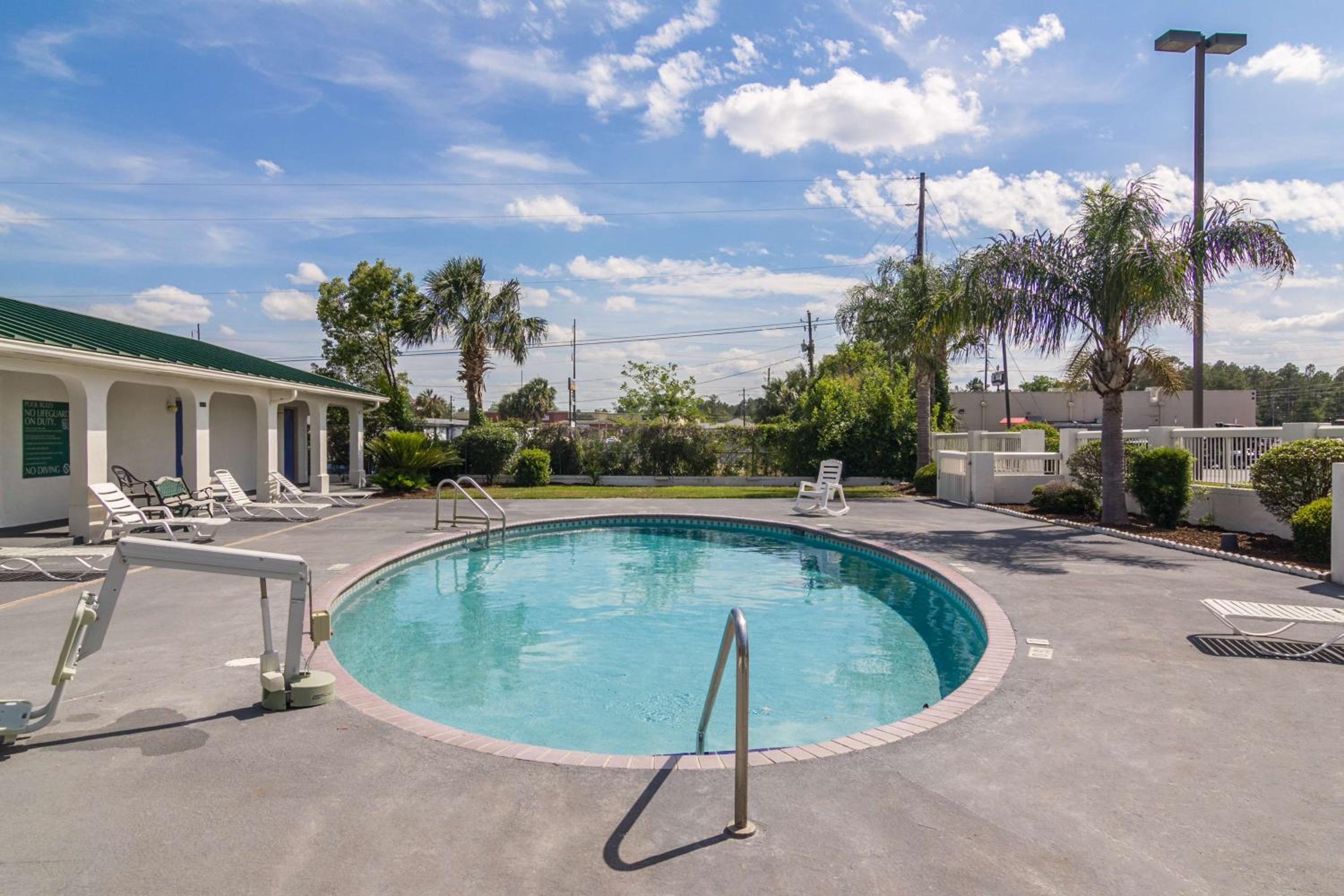 Motel 6 Waycross view 4