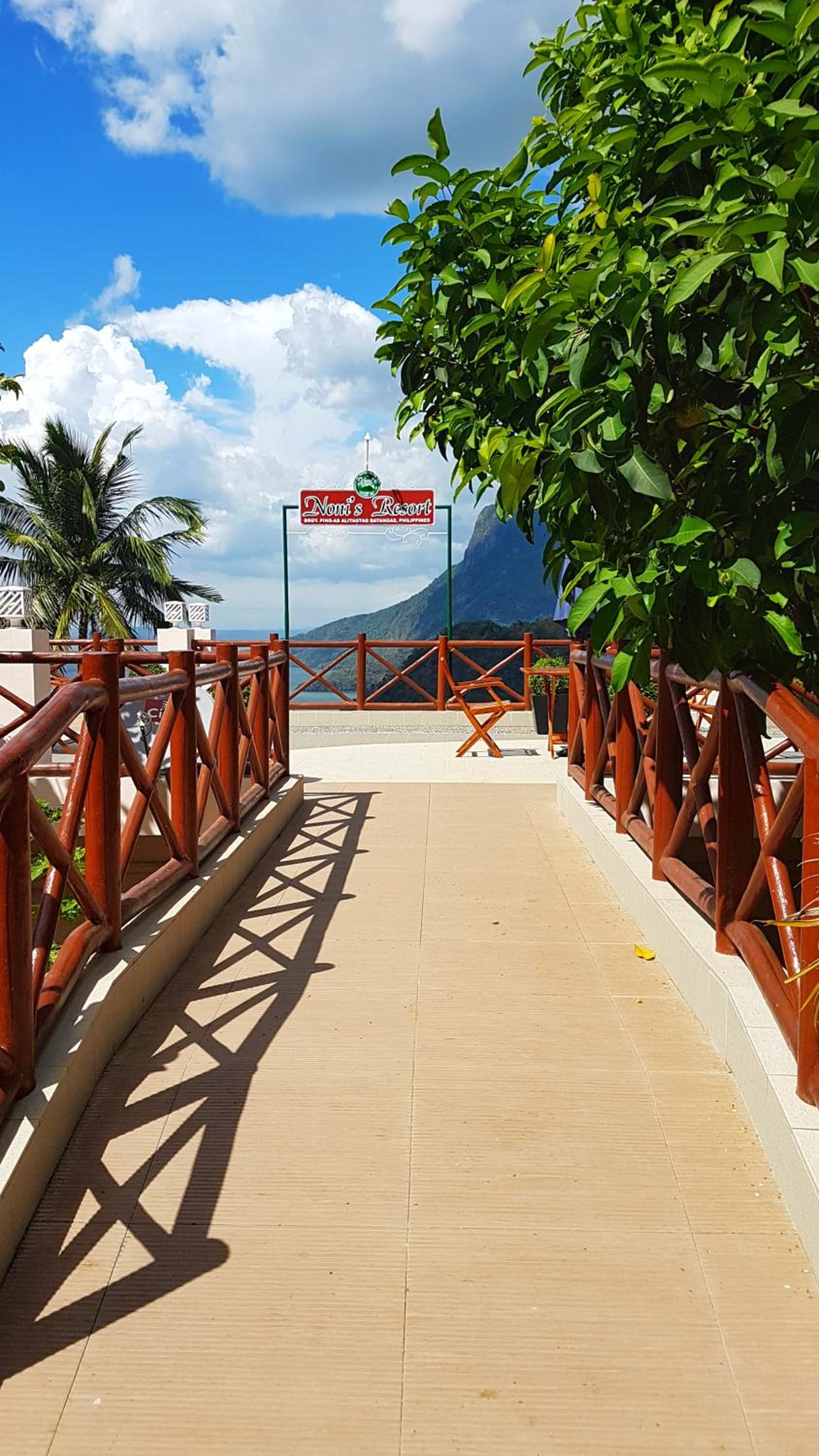 Noni's Resort