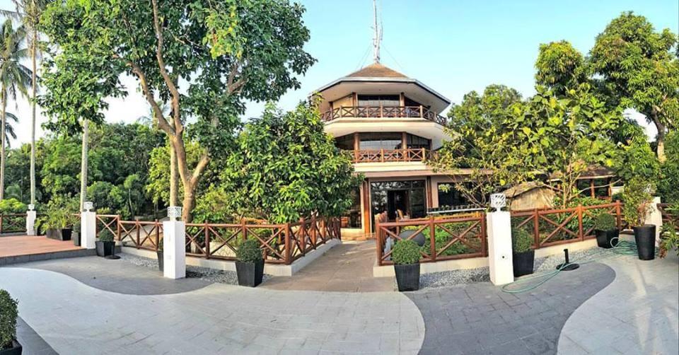 Noni's Resort