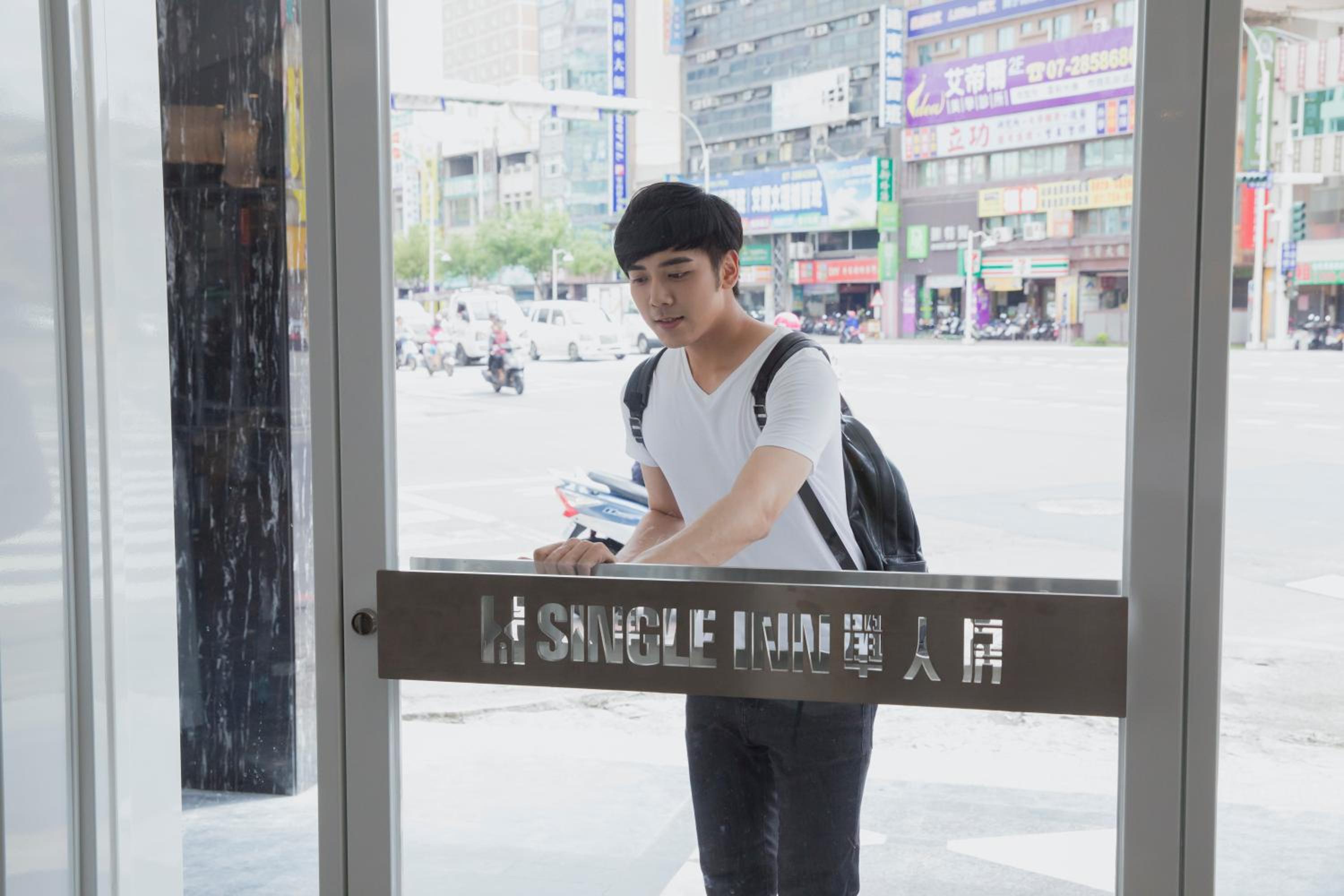 Single Inn-Kaohsiung Station