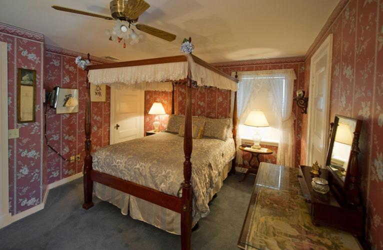 Anne's White Columns Inn