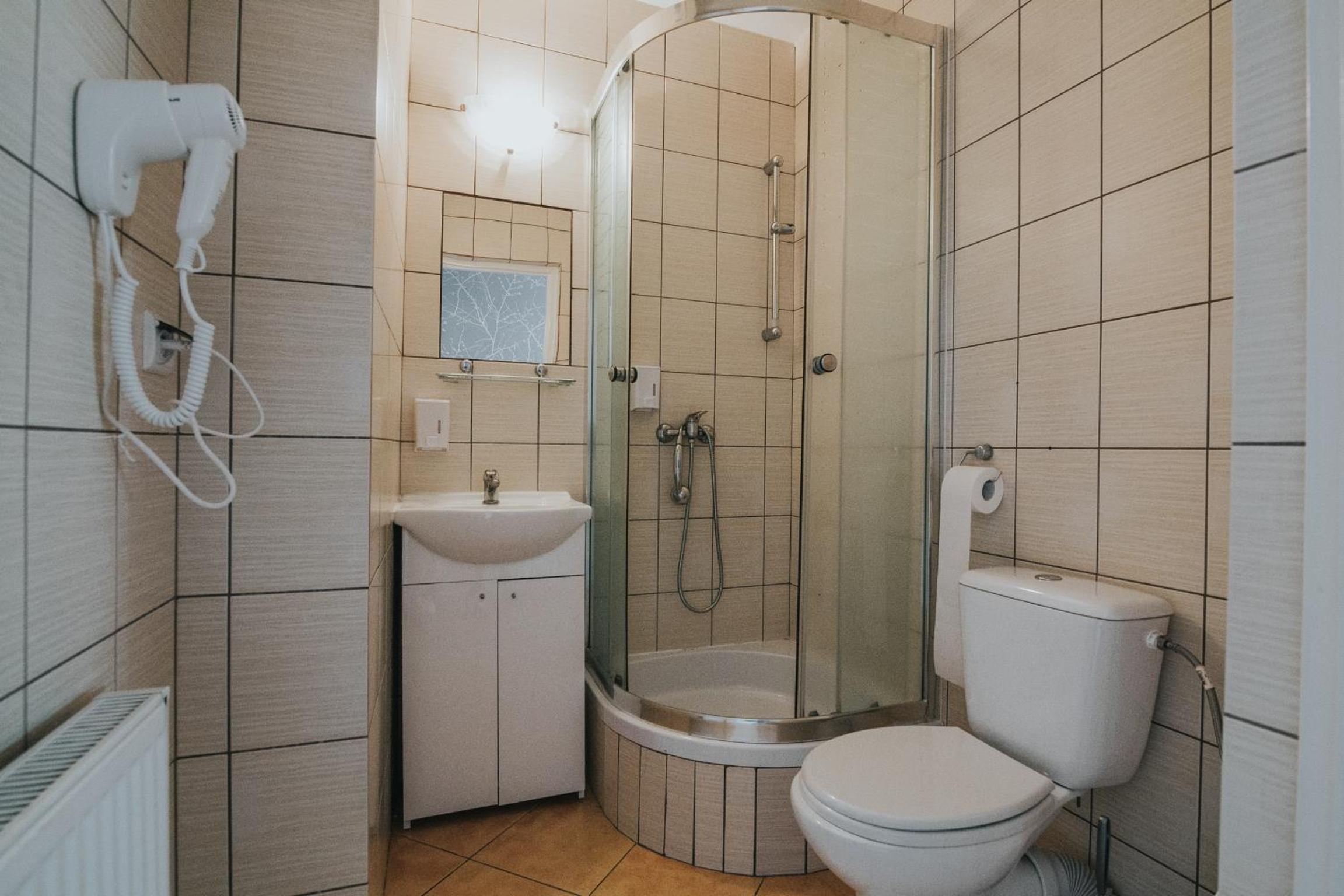 GOŚCINIEC ZACISZE - pokoje & restauracja blisko A2 Dąbie - Uniejów