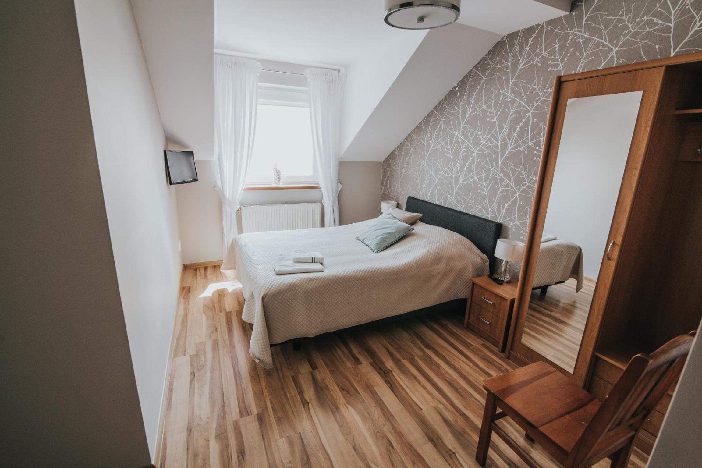 GOŚCINIEC ZACISZE - pokoje & restauracja blisko A2 Dąbie - Uniejów