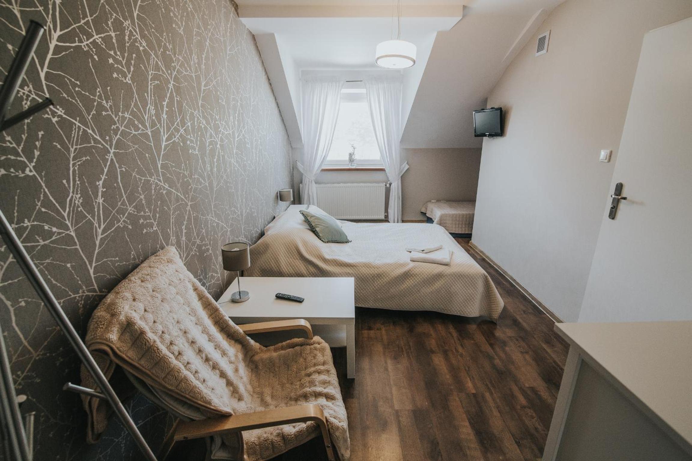 GOŚCINIEC ZACISZE - pokoje & restauracja blisko A2 Dąbie - Uniejów