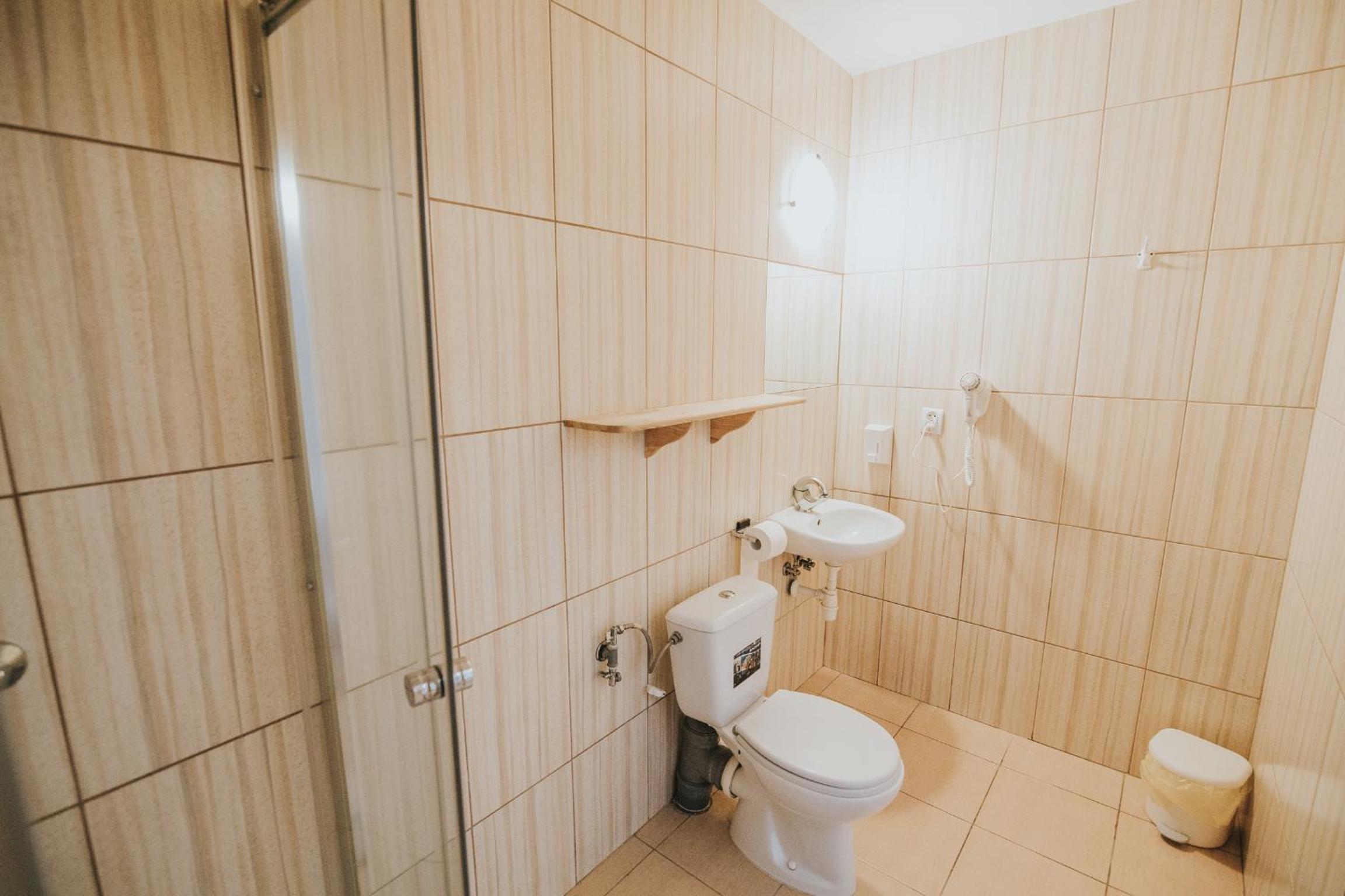 GOŚCINIEC ZACISZE - pokoje & restauracja blisko A2 Dąbie - Uniejów