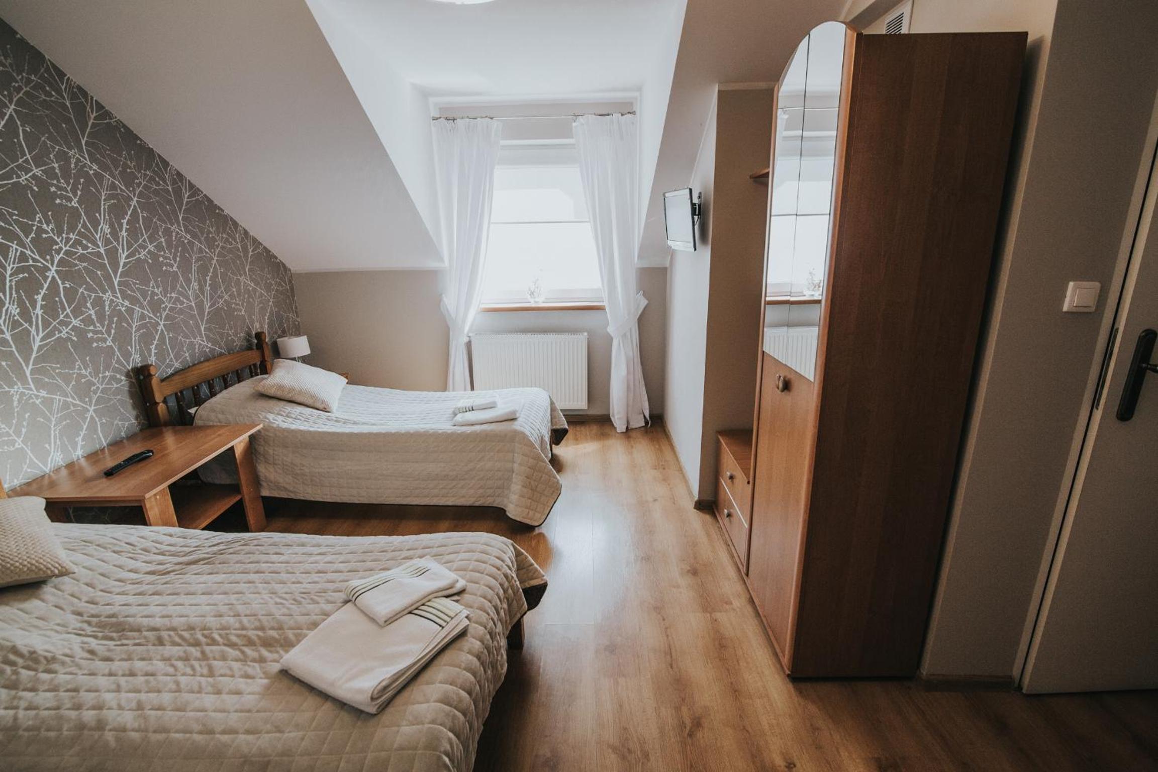 GOŚCINIEC ZACISZE - pokoje & restauracja blisko A2 Dąbie - Uniejów