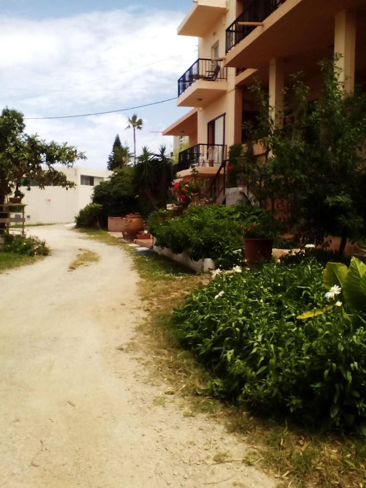 Nikolas Apartments