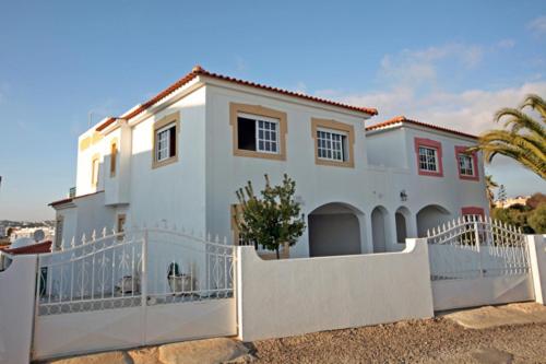 Villa V4 com Piscina Privada a 400 metros da Praia view 3