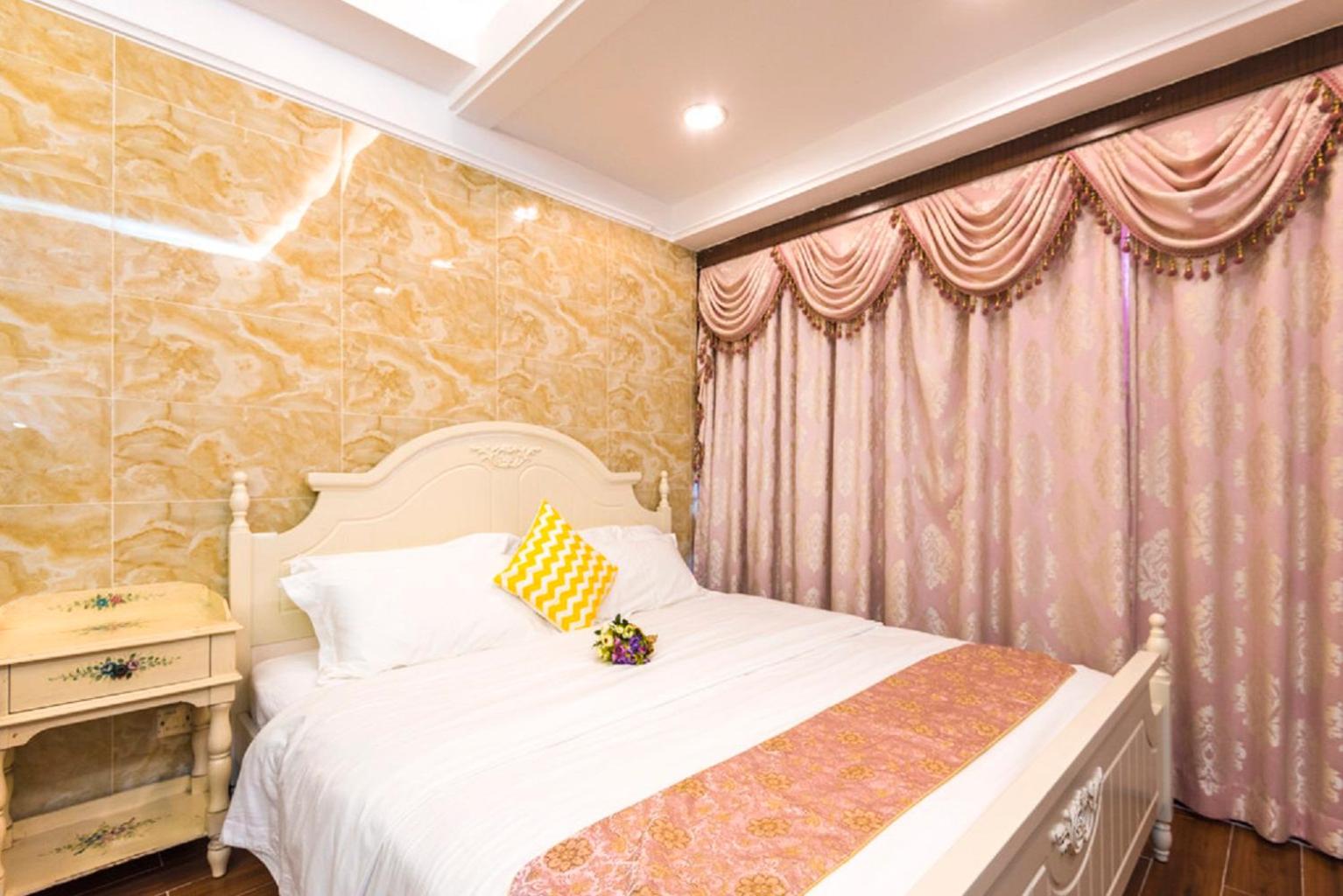 Grand Continental Apartment