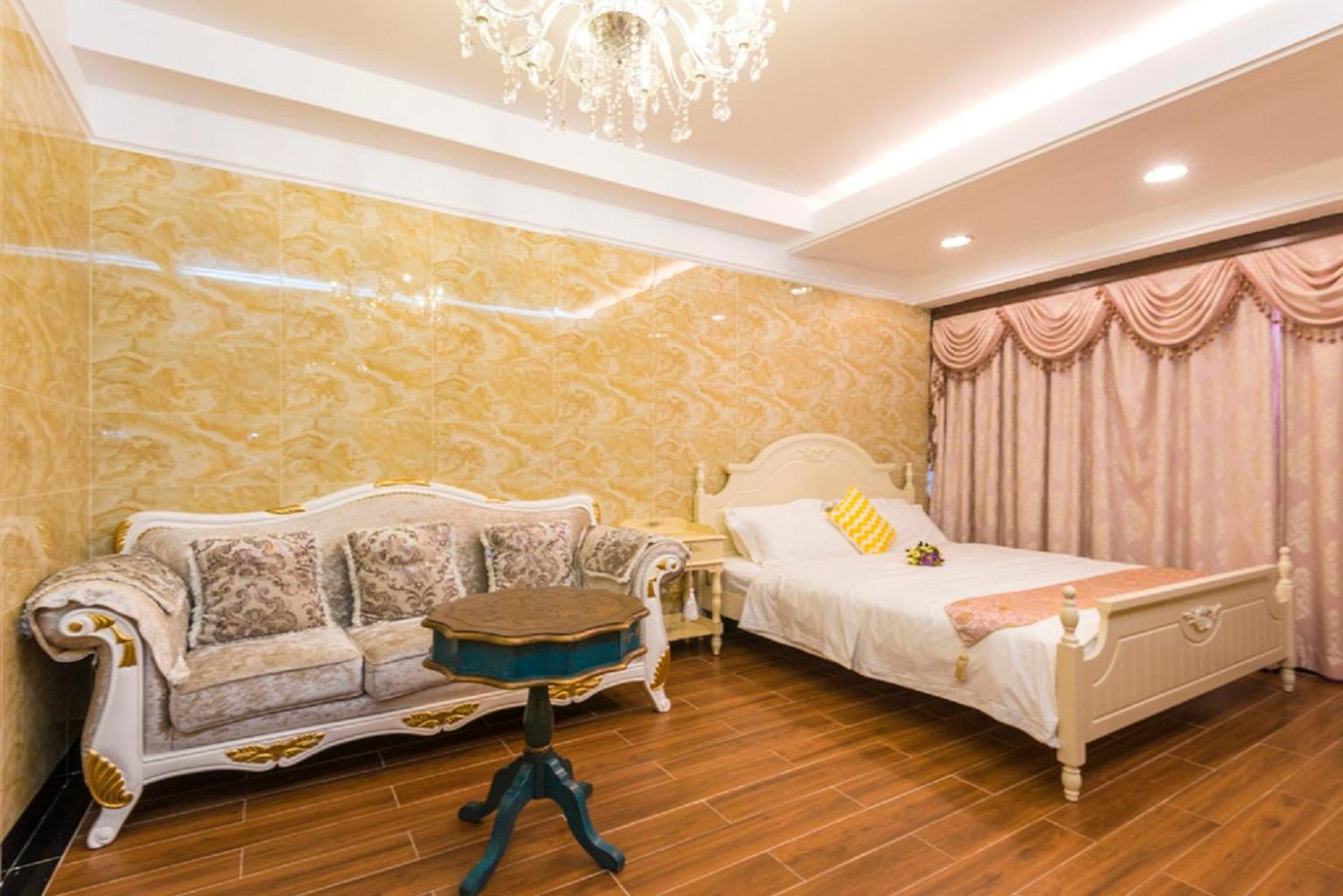 Grand Continental Apartment
