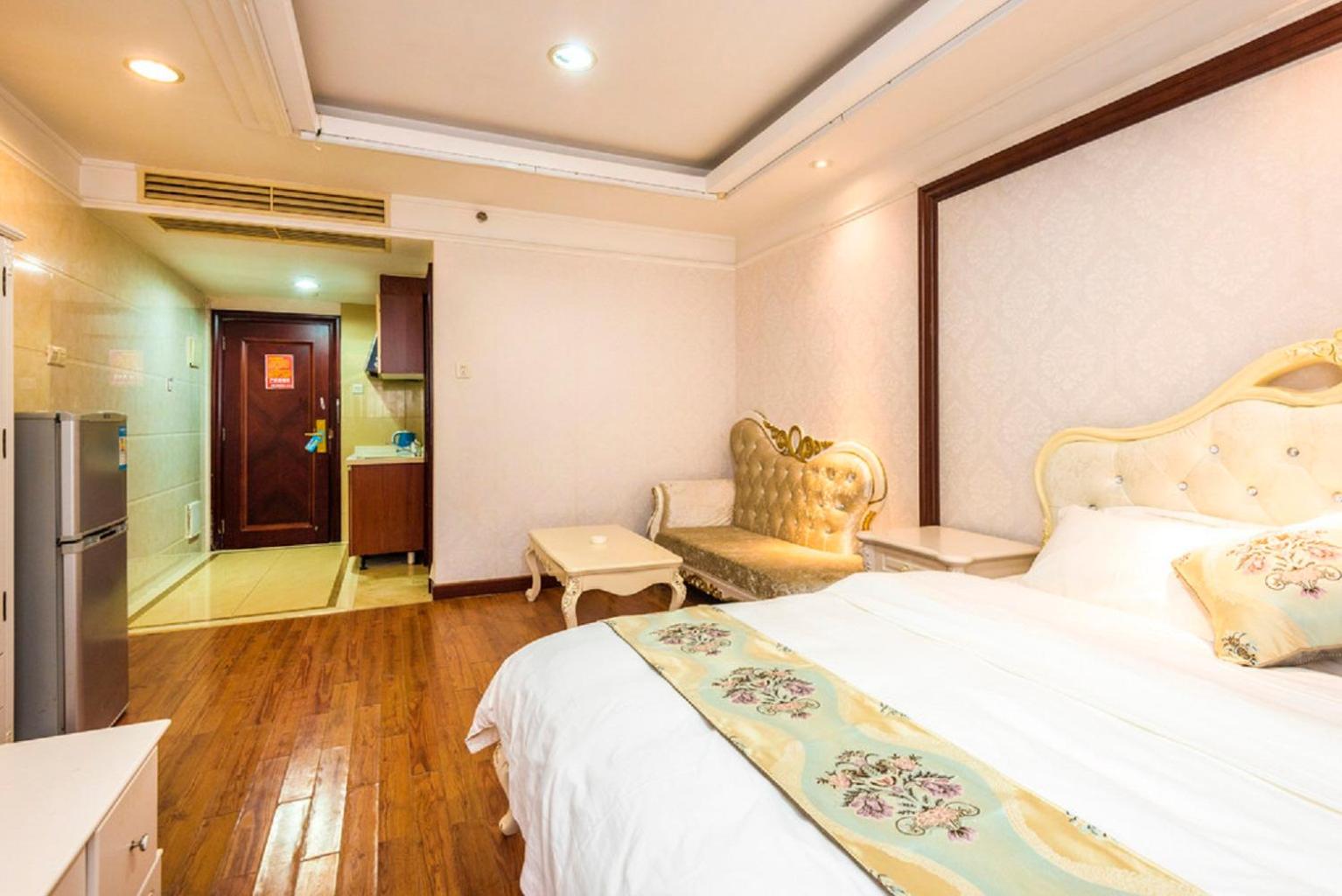 Grand Continental Apartment