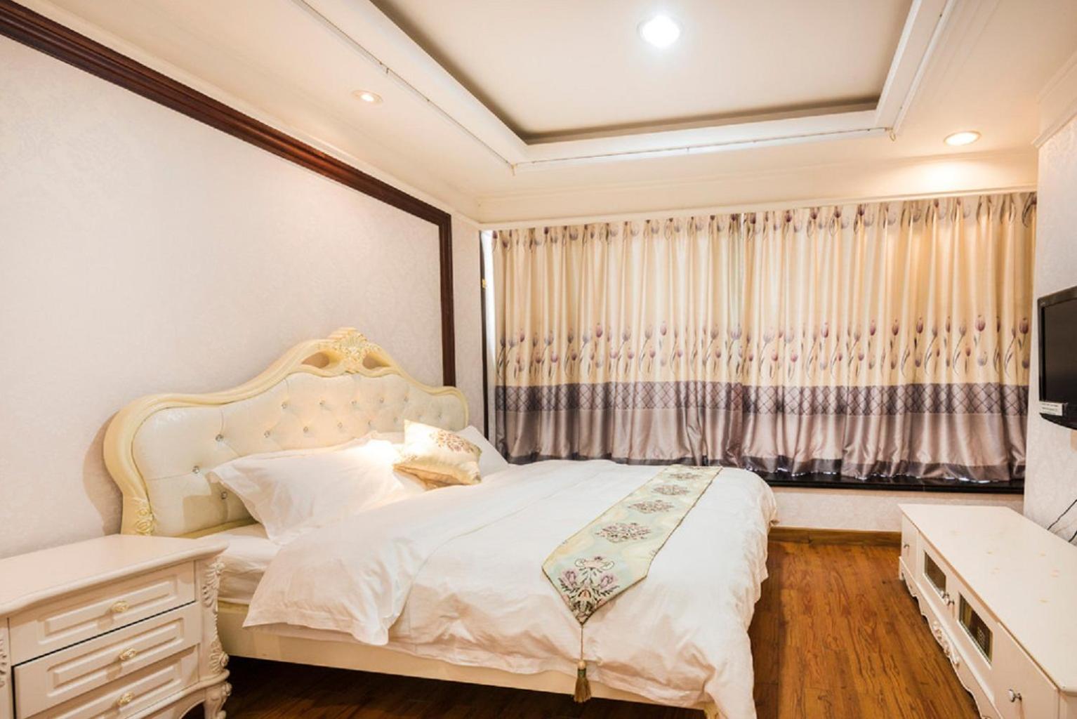 Grand Continental Apartment