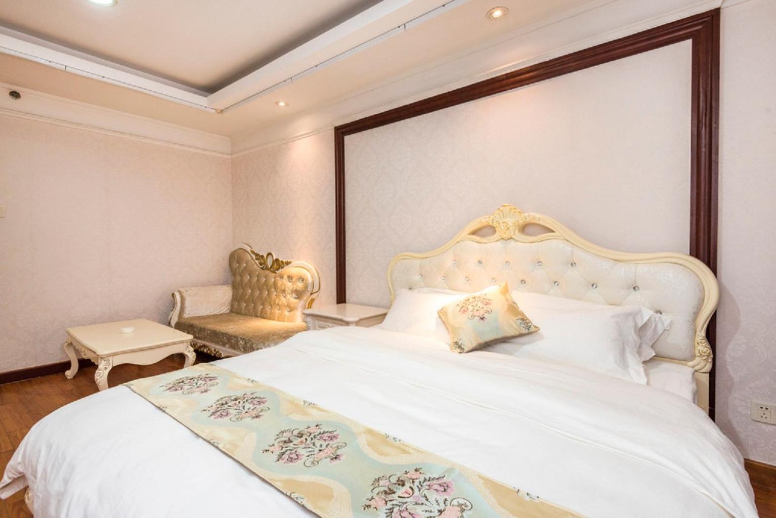 Grand Continental Apartment