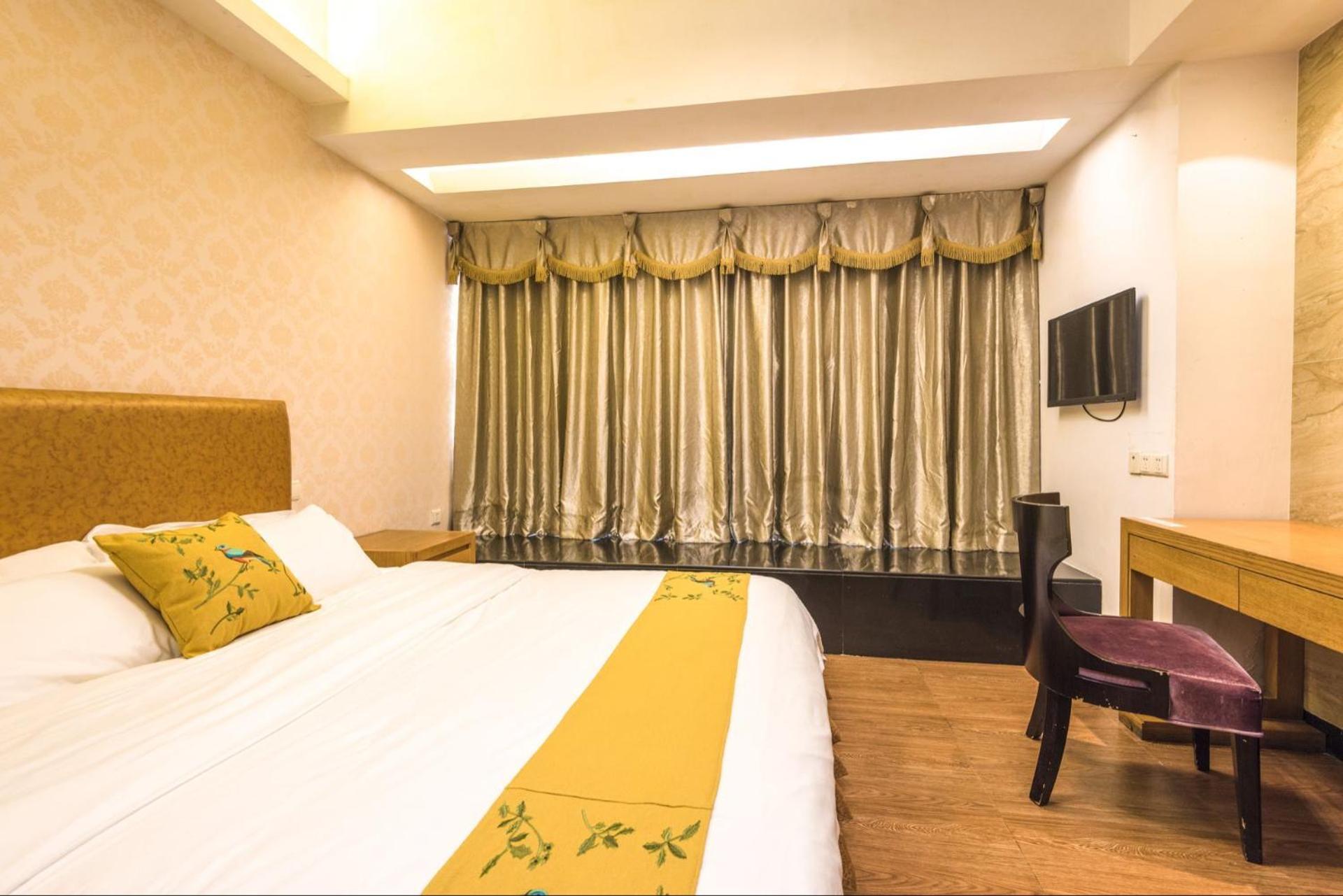 Grand Continental Apartment