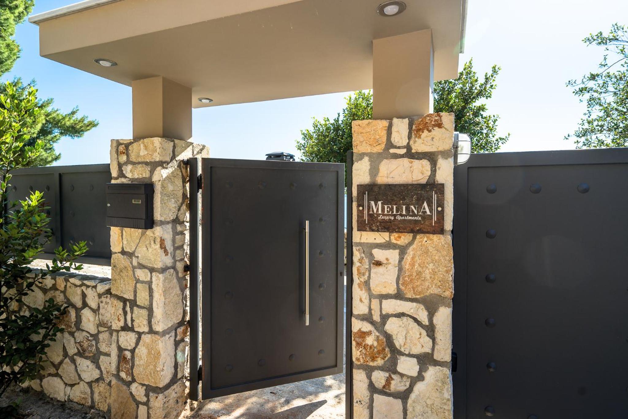 Hotel Melina Apartments Pool View - Image 1