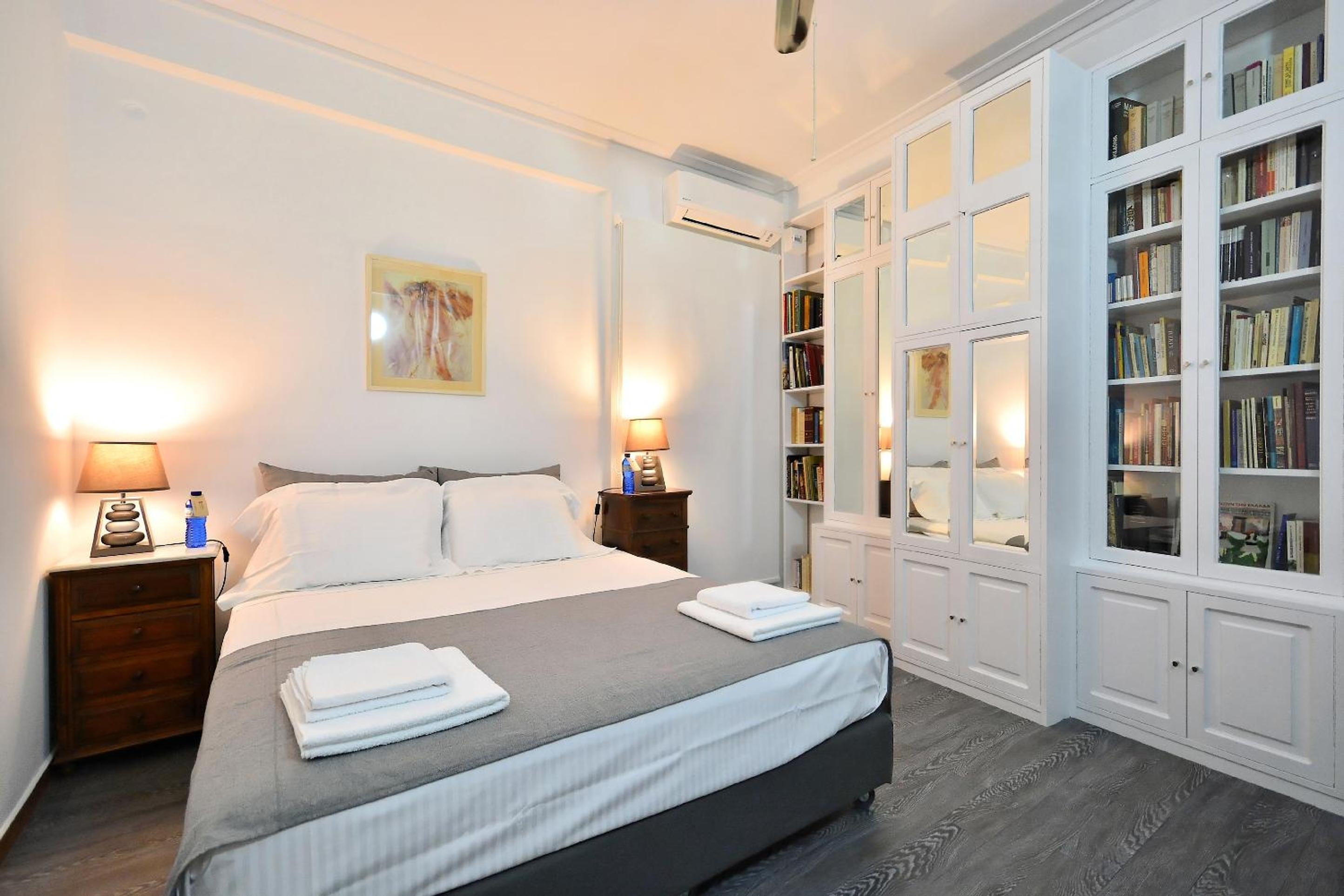 Plaka Elegant Apartment