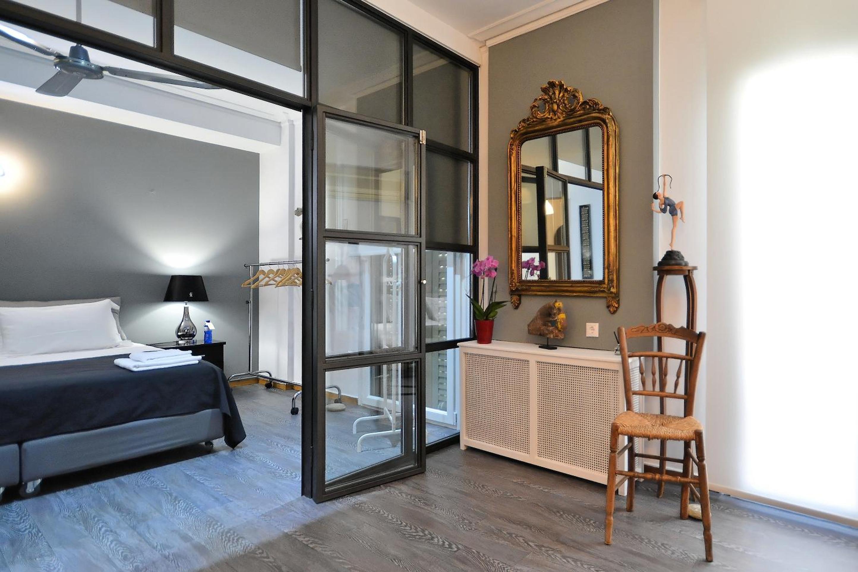 Plaka Elegant Apartment