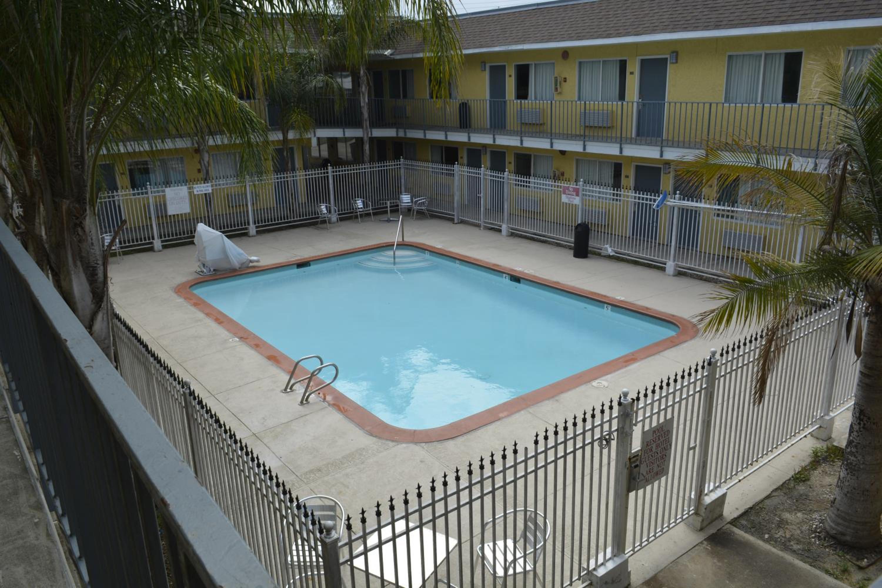 Americas Best Value Inn and Suites Groves view 4